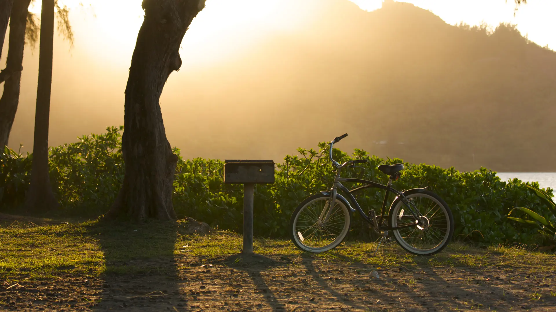 Sunset on Hanalei Bay with Backlit Bike and BBQ. - Billede.jpg