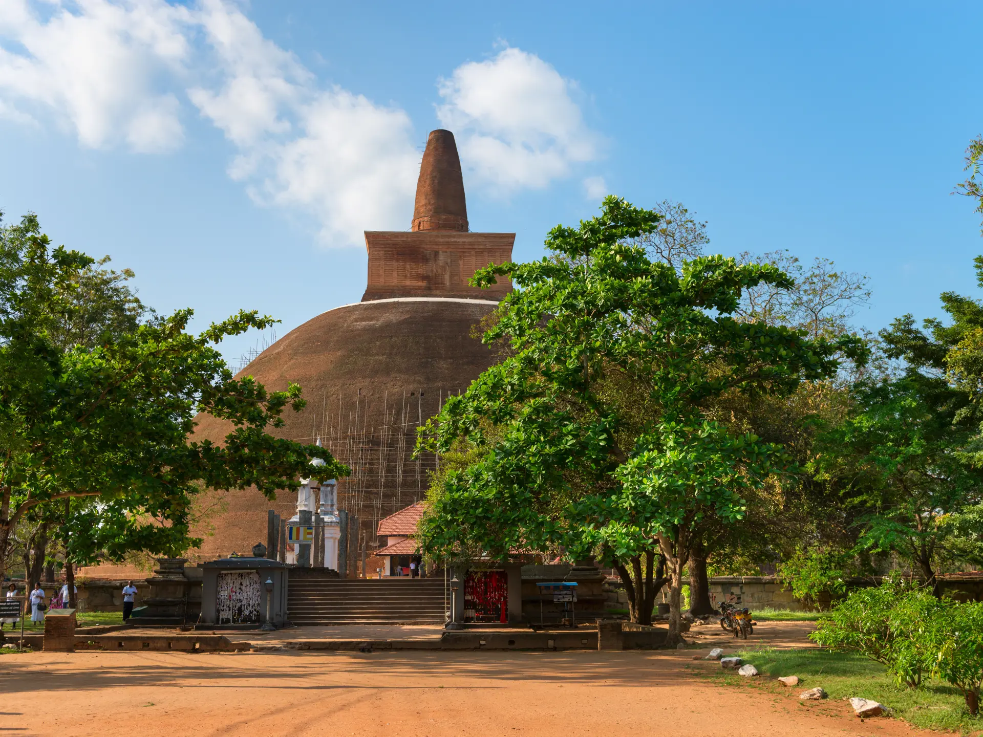 ANURADHAPURA - spredt ud over området ligger en række kolosale pagoder, der alle er på UNESCOs kulturarvsliste, Check Point Travel
