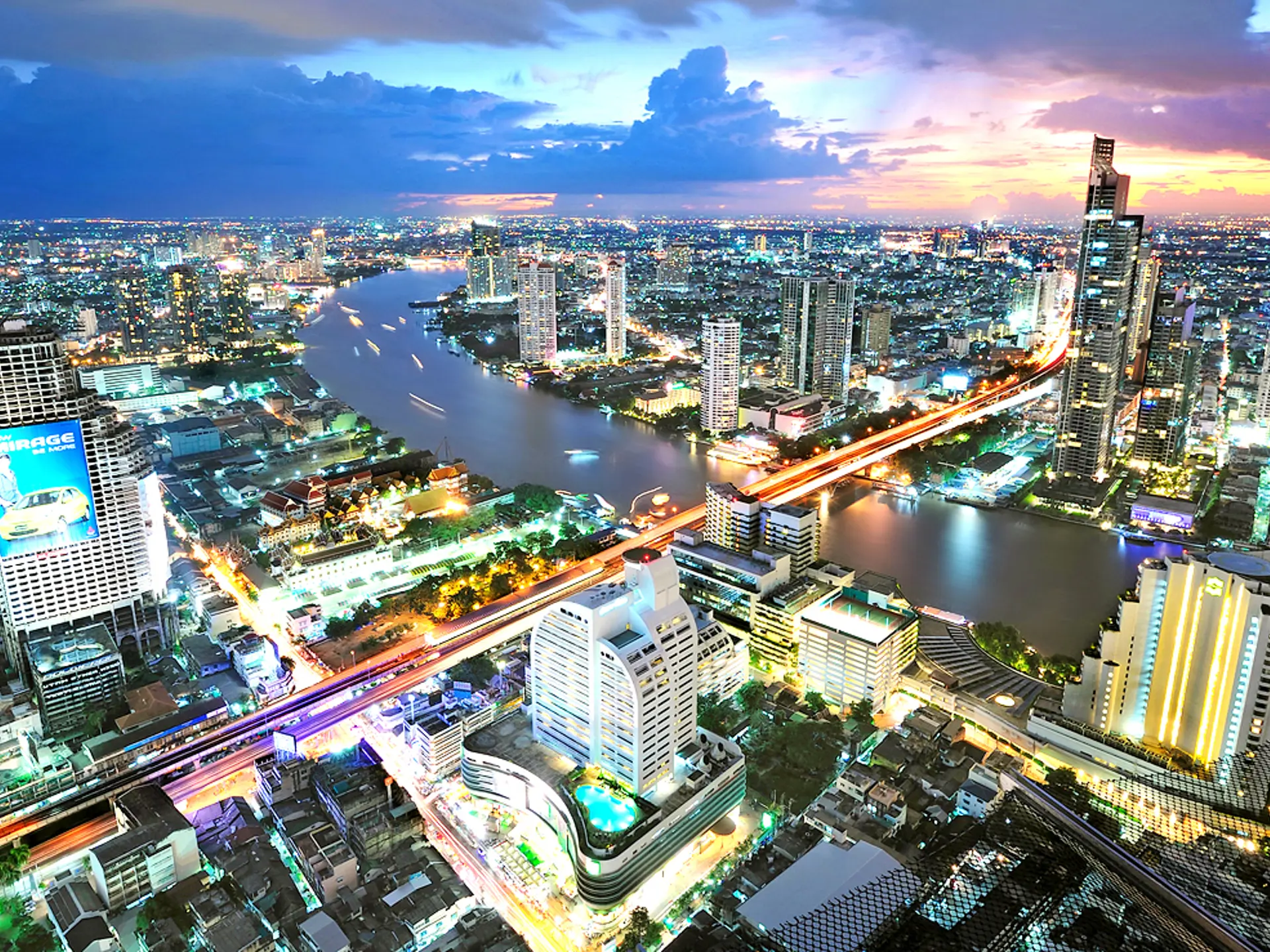 HOTEL I CENTRUM - I Bangkok indlogeres i Centre Point Silom, der ses i forgrunden (med pool). Her er der butikker, restauranter, gadekøkkener og let adgang til flodbåde og Sky Train