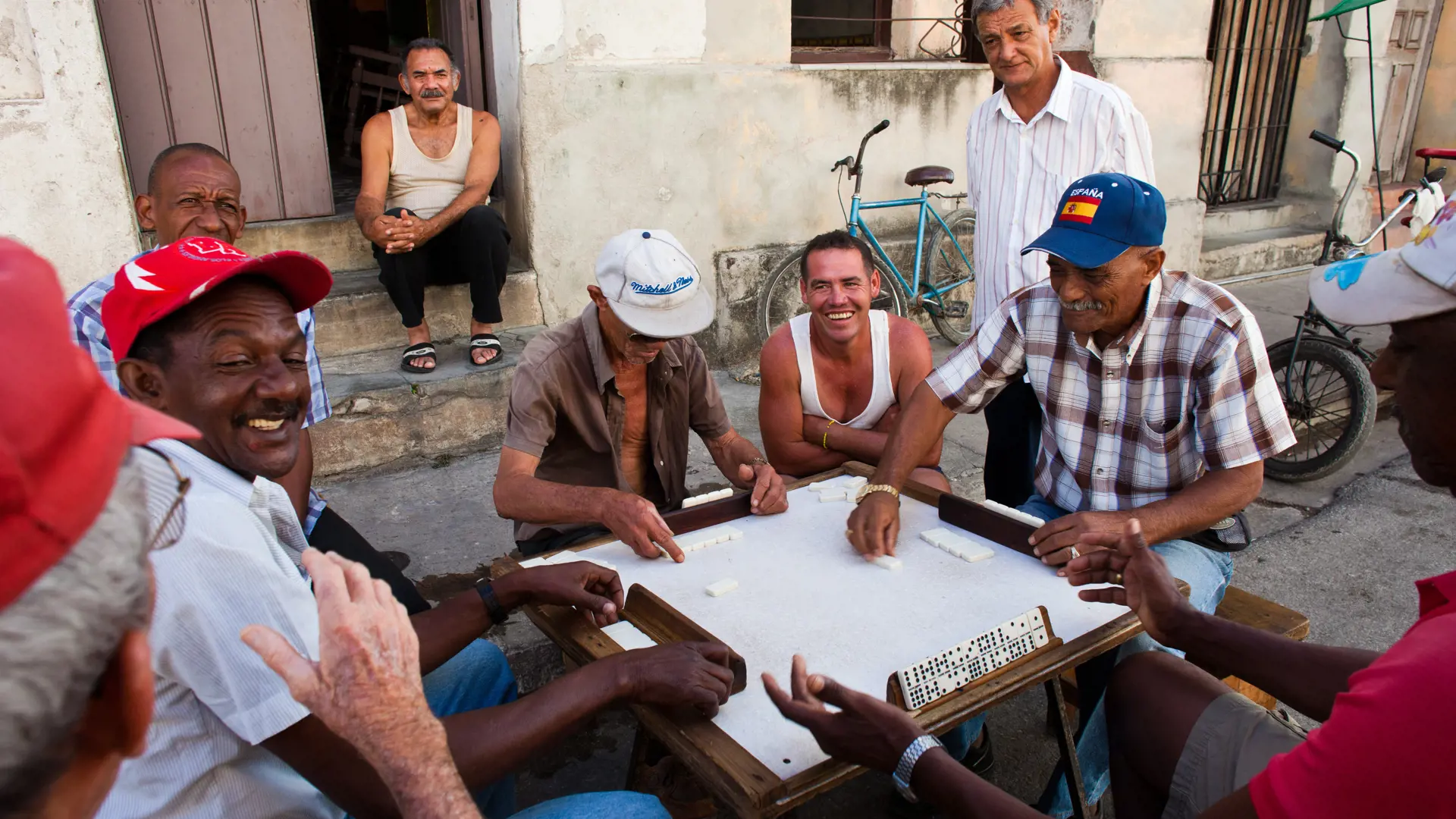 HAVANNA - cubanerne er et socialt folk, der gerne fordriver tiden udenførs med et spil, musik eller en god diskussion, Check Point Travel