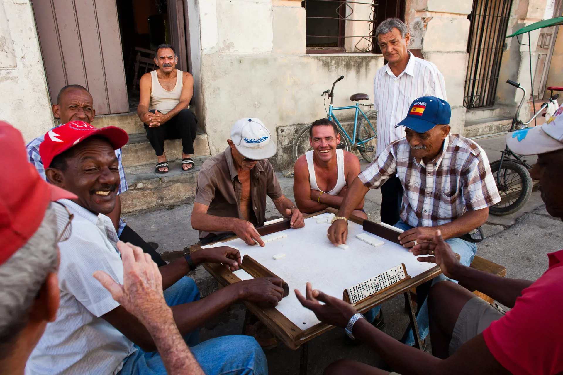 HAVANNA - cubanerne er et socialt folk, der gerne fordriver tiden udenførs med et spil, musik eller en god diskussion, Check Point Travel