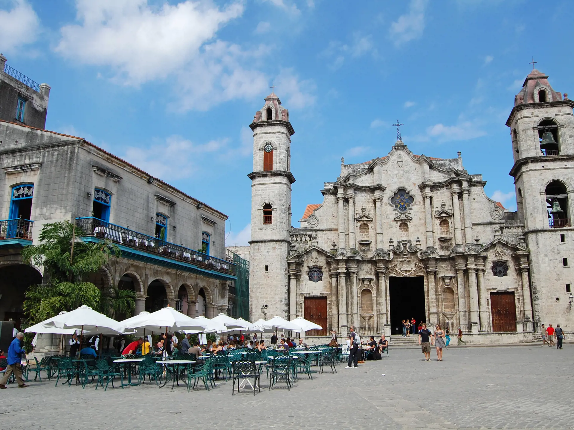 HAVANNA - katedralen og pladsen foran er blot en af Havannas mange historiske bygninger og skønne pladser, Check Point Travel