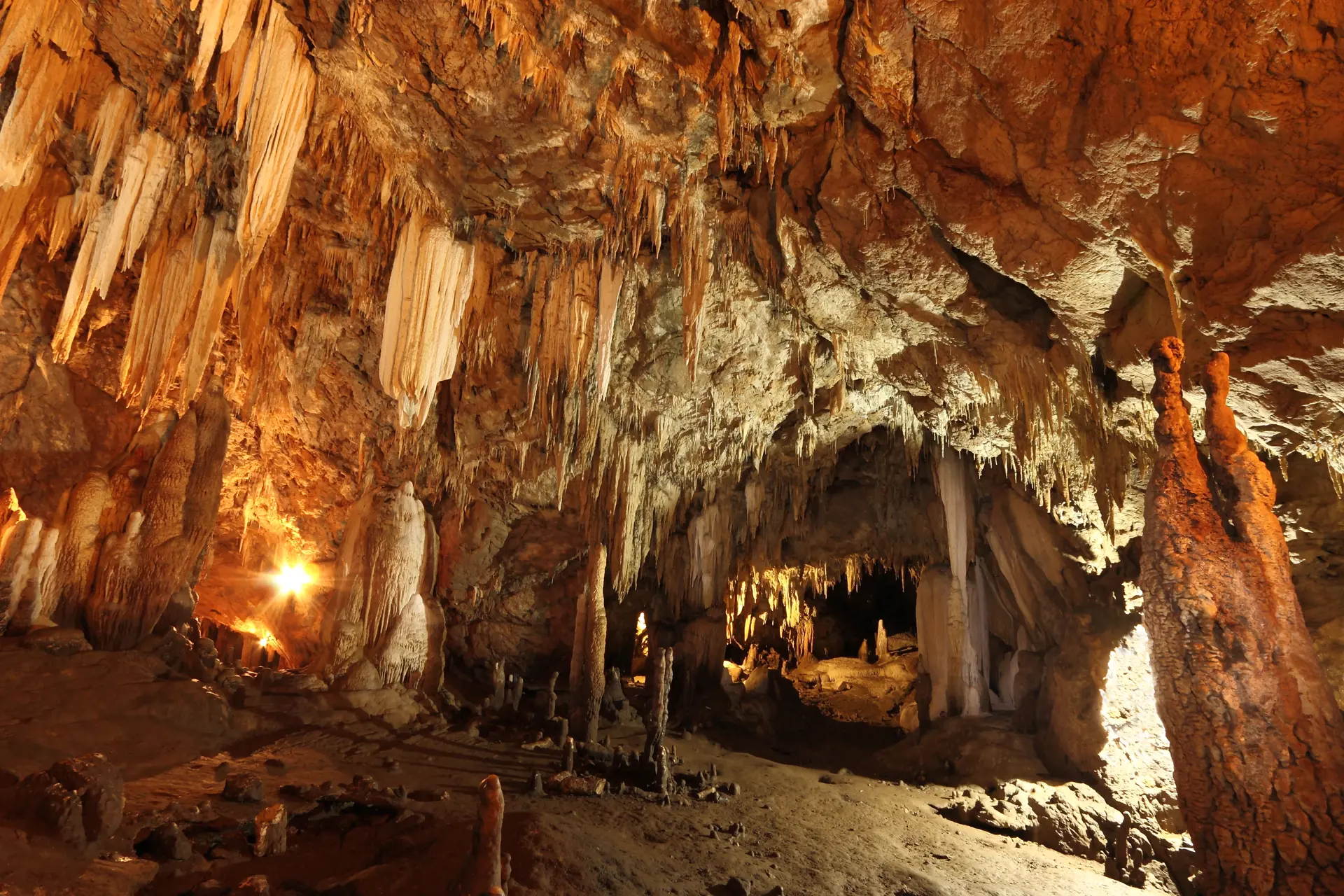 GROTTER - Tag med på tur til nogle af de spektakulære grotter, der ligger i Khanom-området, Check Point Travel