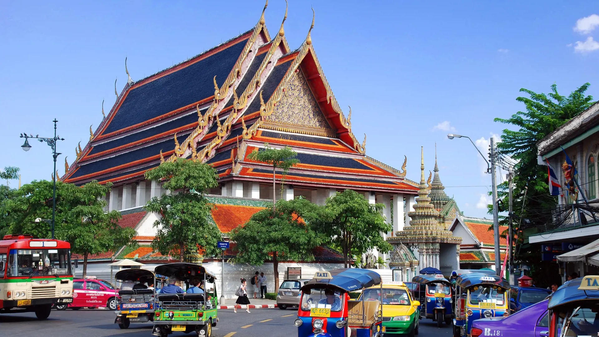 WAT PHO - En kort spadseretur fra Grand Palace ligger Wat Pho, templet for Den Liggende Buddha. Templet fra 1400-tallet ligger som en fredfyldt oase i hjertet af storbyen, Check Point Travel