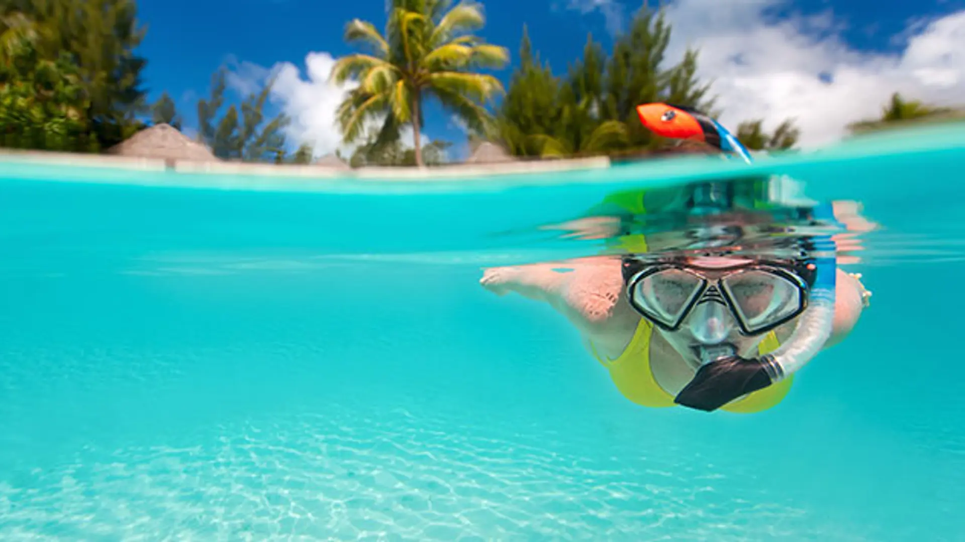 MALDIVERNE - der er gode muligheder for at gå på opdagelse med maske og snorkel direkte fra stranden ved de to resorts, Check Point Travel
