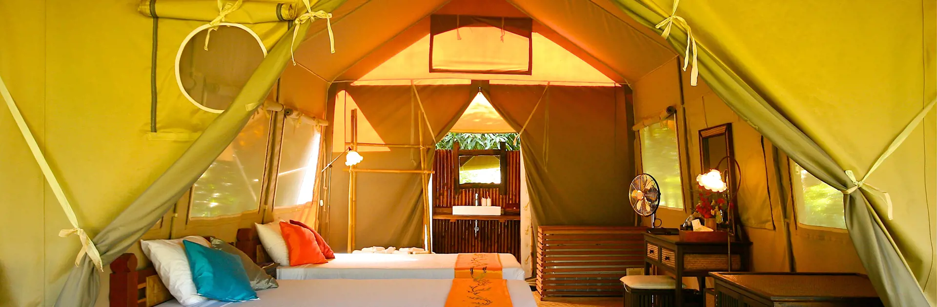 BO I TELT - I Hin Tok River Camp bor I i safaritelte som dette med gode senge, eget bad og toilet og en veranda, Check Point Travel