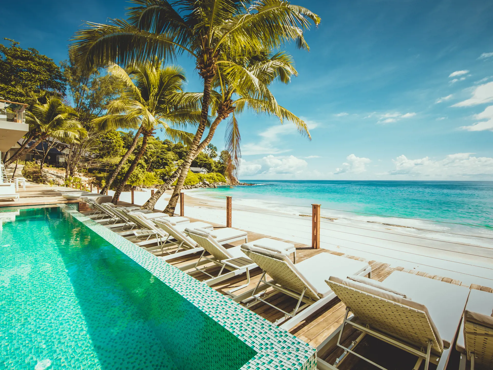 POOL & STRAND - I kan nyde både pool og strand på Carana Beach Hotel. Smid jer på en strandstol og flad ud under solens varme stråler.
