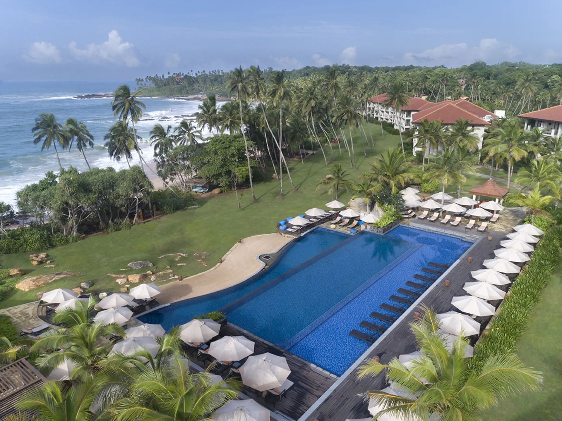 POOL - Hotellets store pool er elegant udformet og ligger i dejlige grønne omgivelser. 