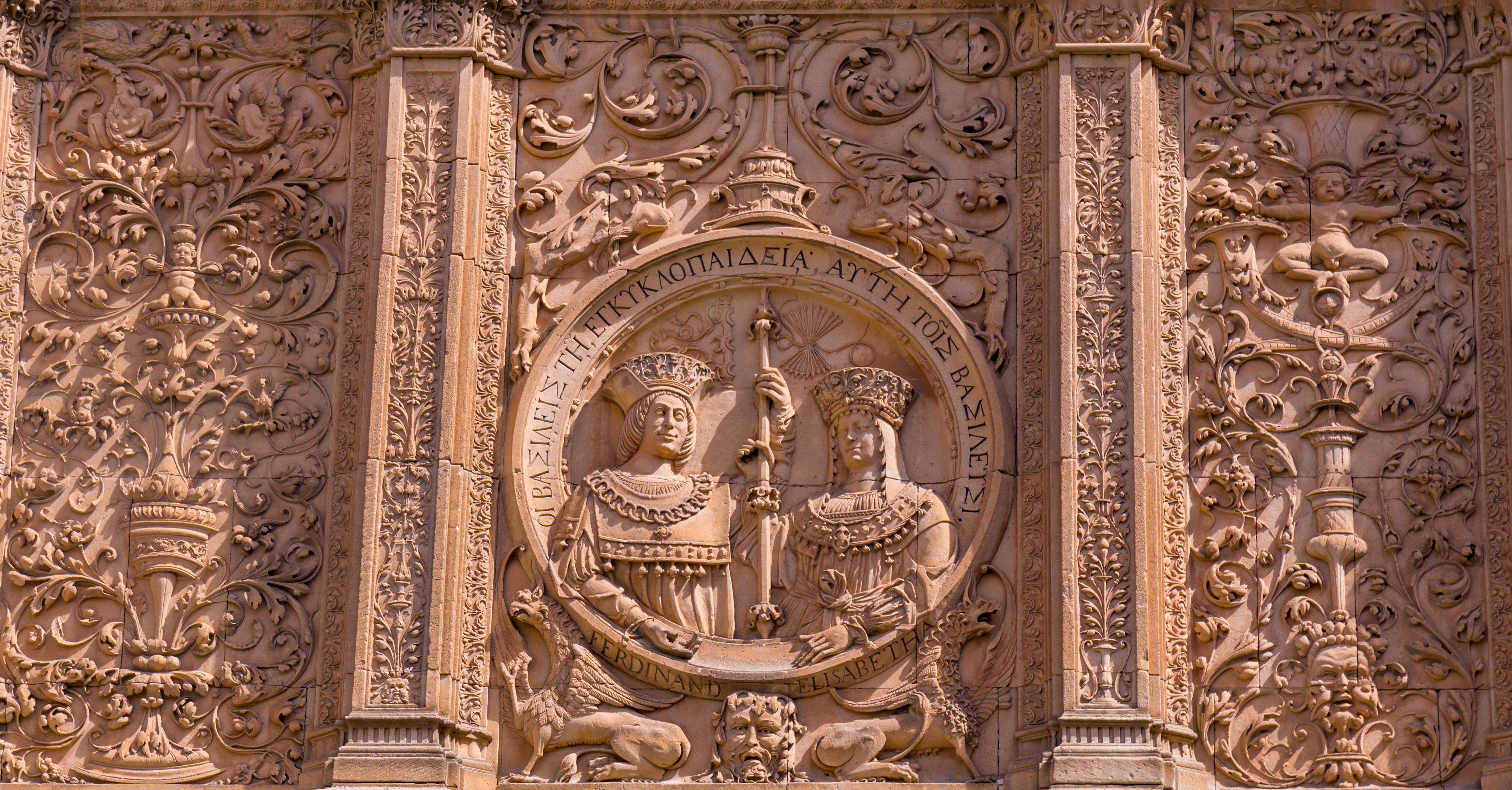 Portrætter af Ferdinand og Isabella over hovedindgangen på den nye katedral i Salamanca, Spanien.