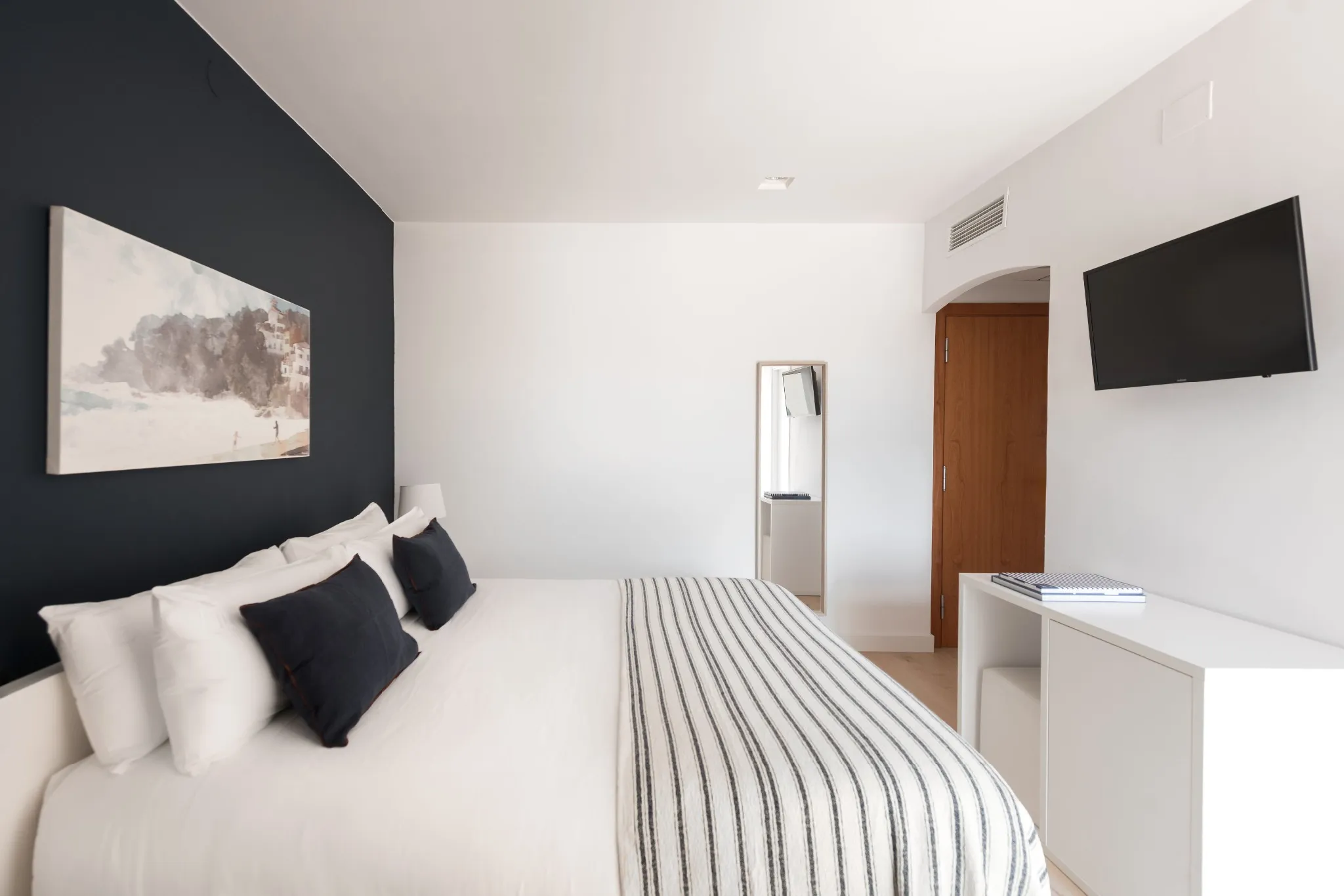 Double Room With Partial Sea Views 10