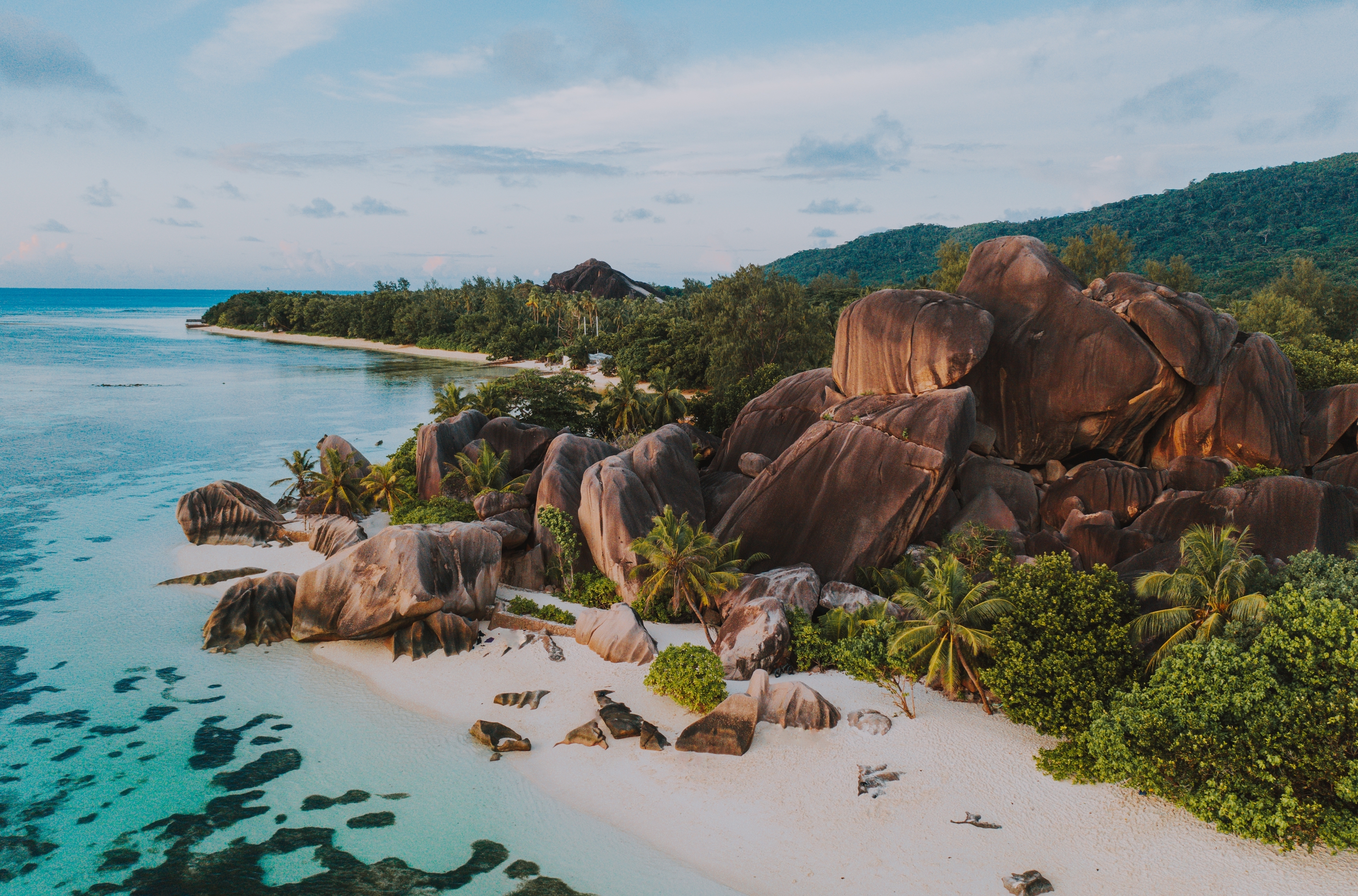 Shutterstock 2591888923 La Digue Ø I Seychellerne Sølv Strand Med Granit Sten, Og Jungle. Luftfoto Skudt Med Mavic2