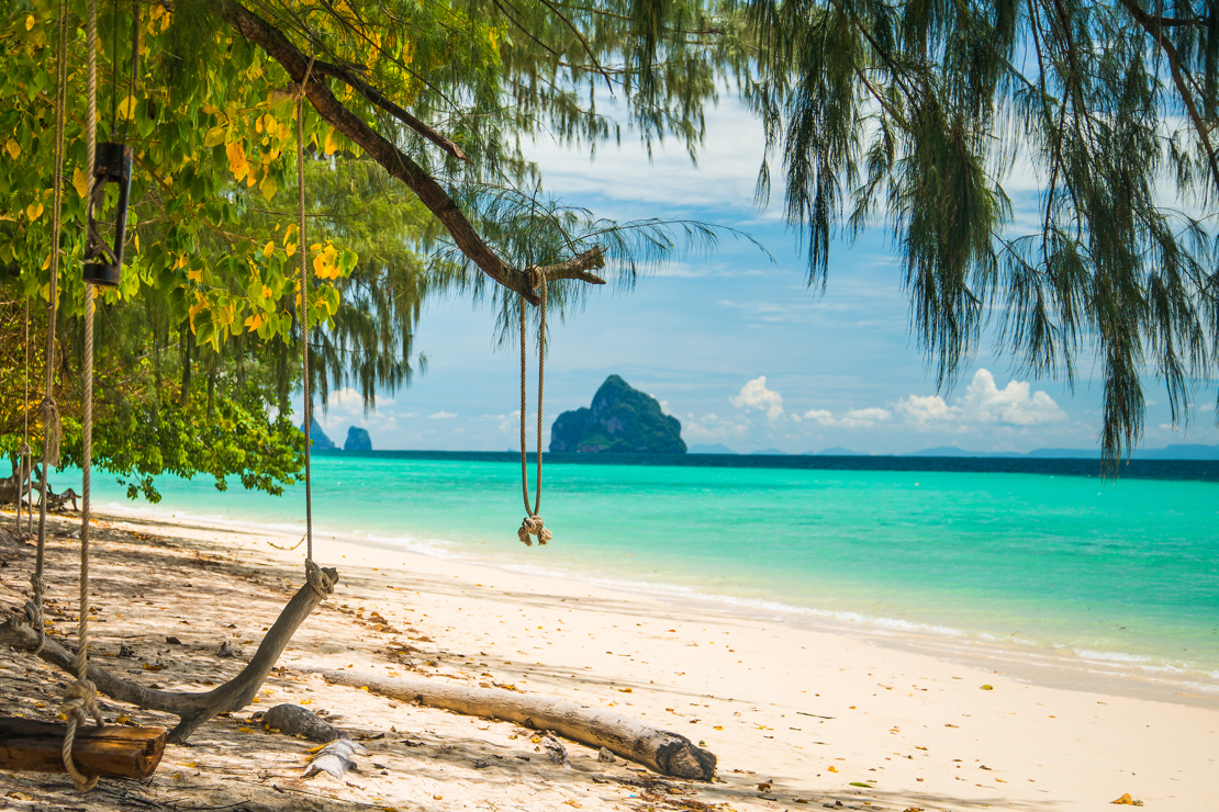 STEMNING - Under palmerne går livet sin stille gang på Koh Kradan.