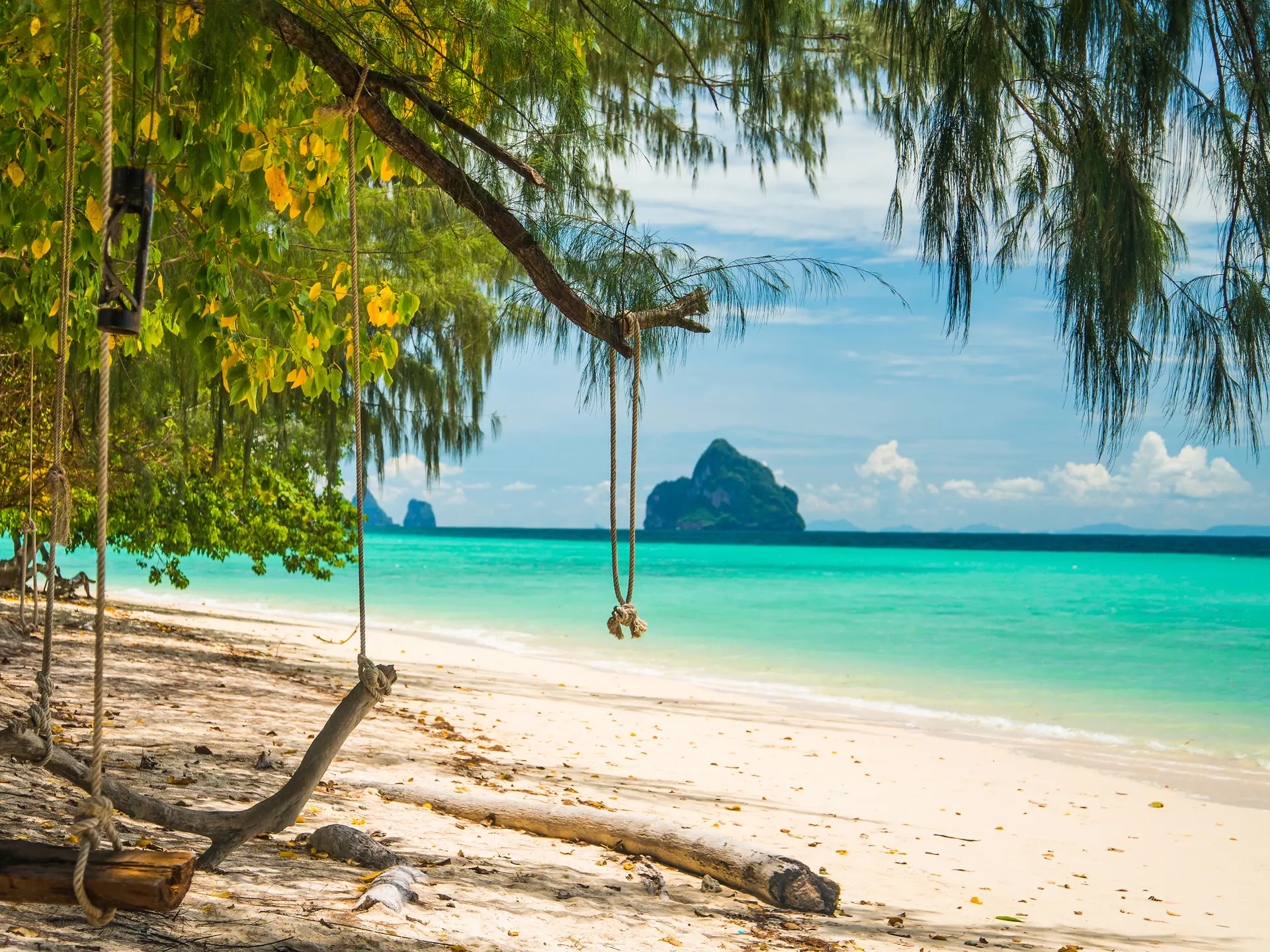 STEMNING - Under palmerne går livet sin stille gang på Koh Kradan.