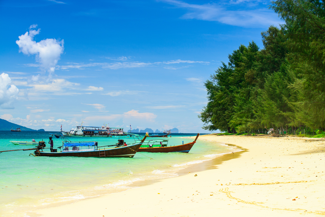 LYSEBLÅT HAV - Ved Koh Kradan er havet lyseblåt og fyldt med koralrev.