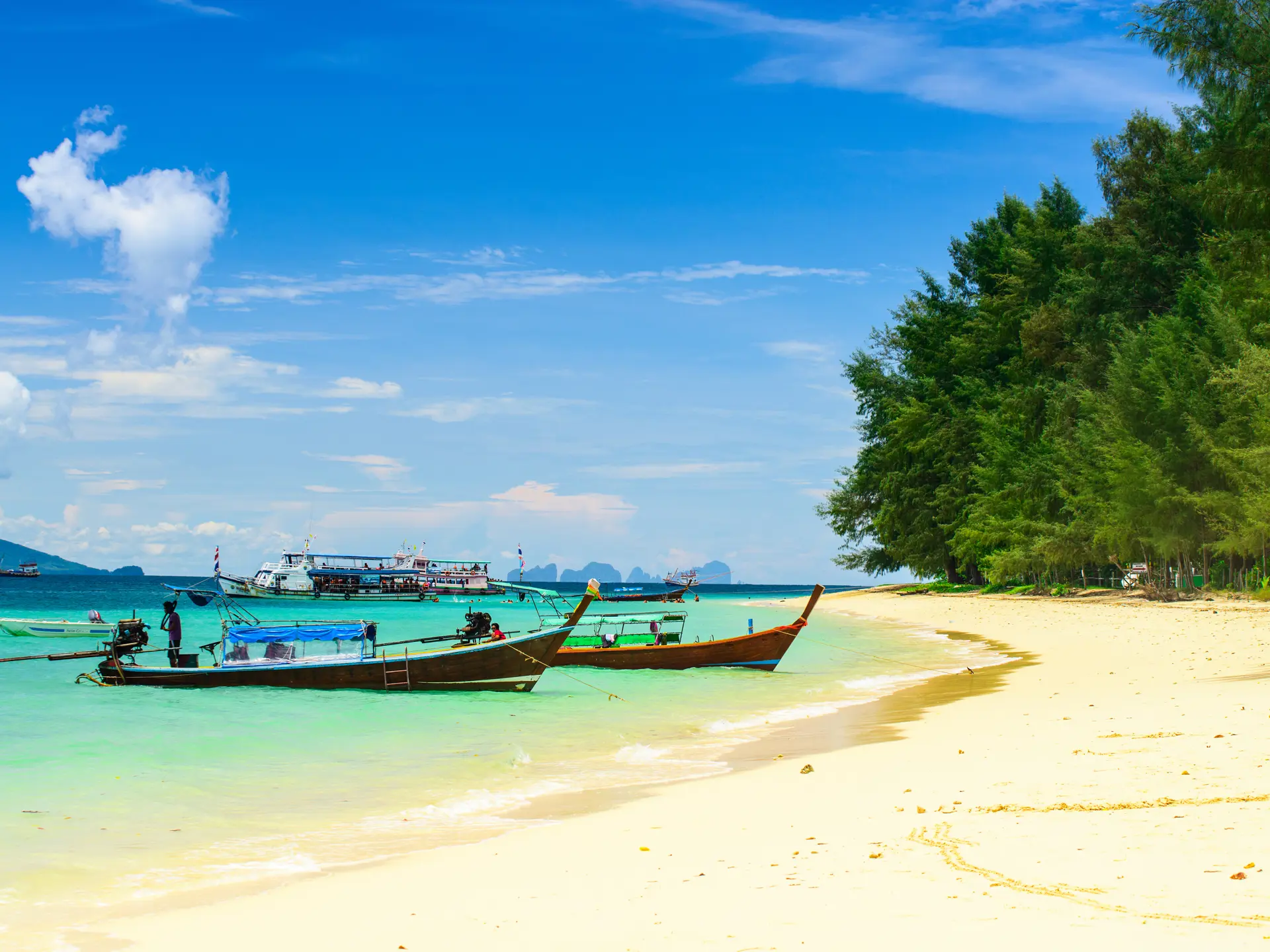 LYSEBLÅT HAV - Ved Koh Kradan er havet lyseblåt og fyldt med koralrev.