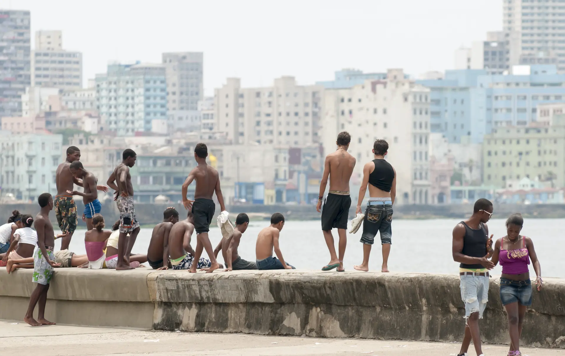 Unge cubanere hænger ud langs Maleconen i Havanna