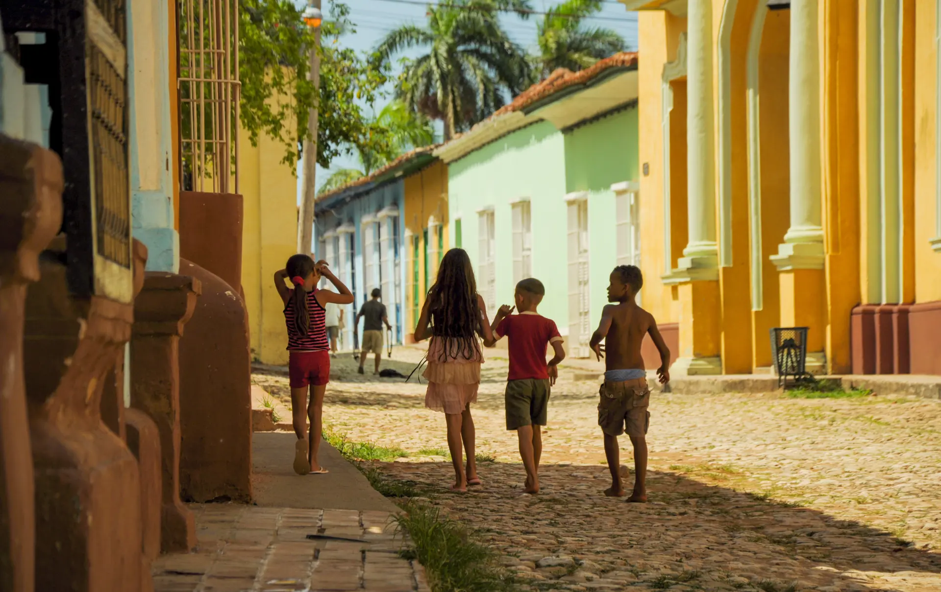 Cubanske børn går på gaden i Trinidad