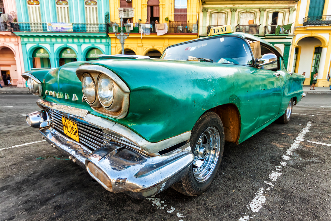 Gamle amerikanerbiler pryder stadig gaderne rundt om i Cuba