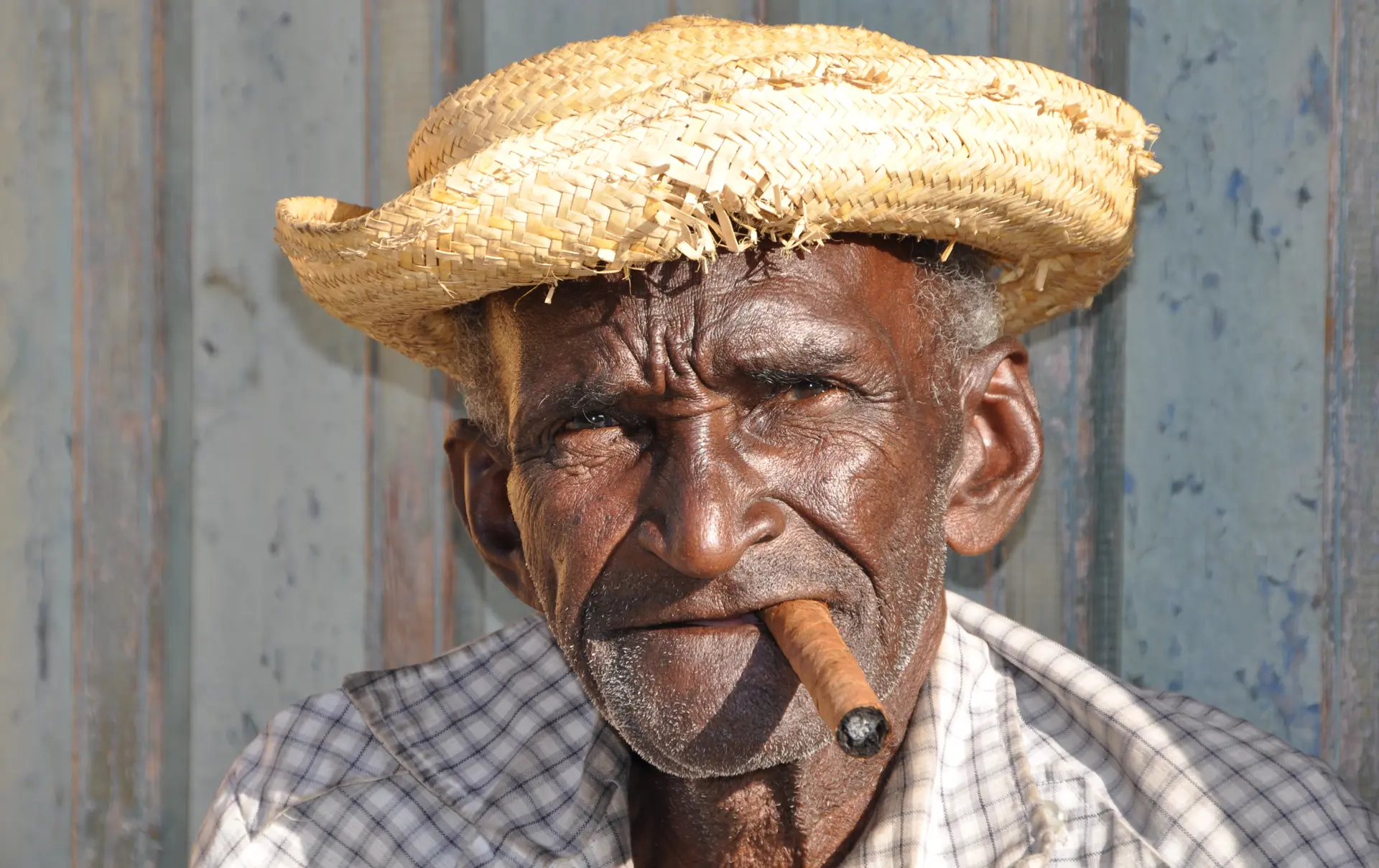 En rigtig cubaner med cigar og stråhat, Trinidad