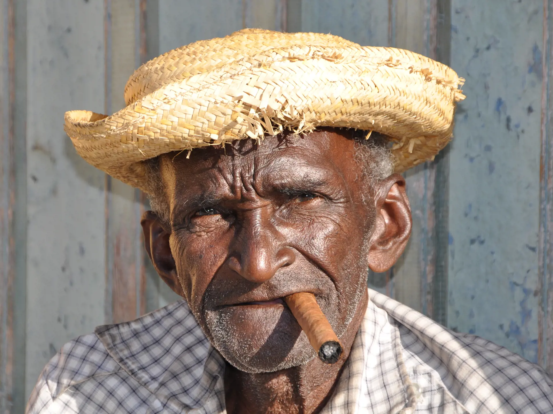 En rigtig cubaner med cigar og stråhat, Trinidad