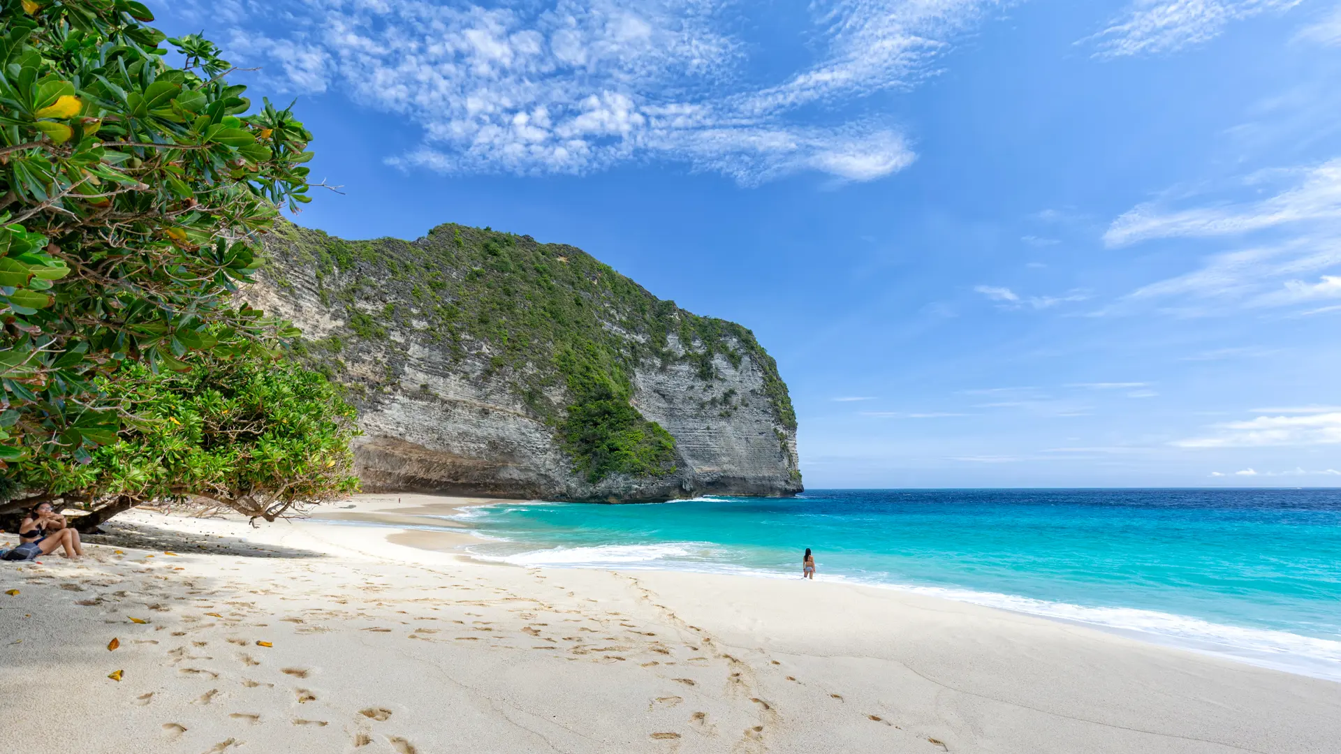 Blue sky above beautiful Kelingking Beach on Nusa Penida in Indonesia.jpg