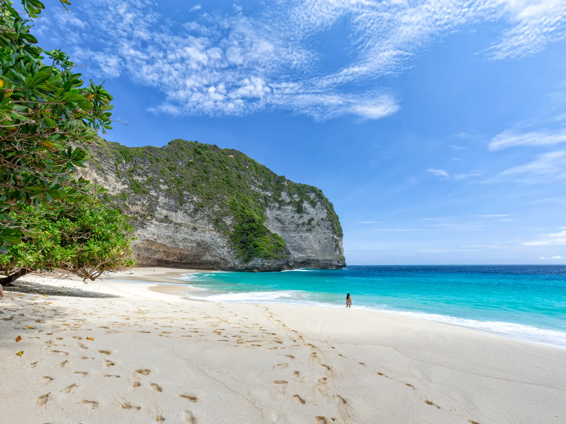 Blue sky above beautiful Kelingking Beach on Nusa Penida in Indonesia.jpg