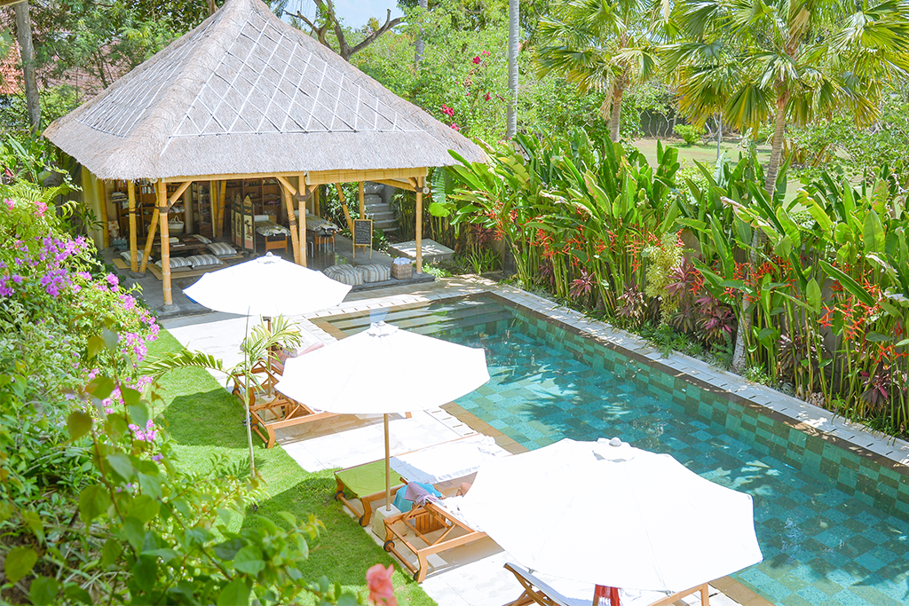 HÅNDPLUKKEDE HOTELLER - Vi ved, det er vigtigt at bo godt. Det gør I på denne rejse, hvor alle tre hoteller er håndplukkede, efter vi selv har besøgt stederne. Her poolen på The Open House Jimbaran.