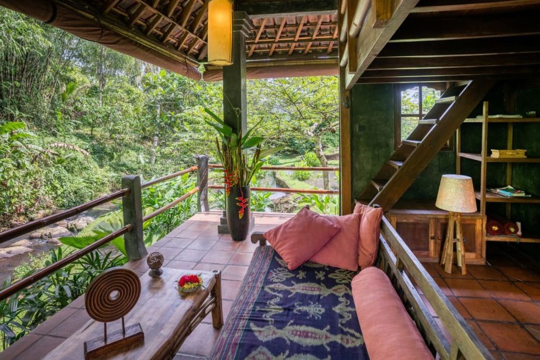 ECO STAY - På rejsen får I også den unikke oplevelse at bo på Bali Eco Stay i spektakulære omgivelser i junglen.