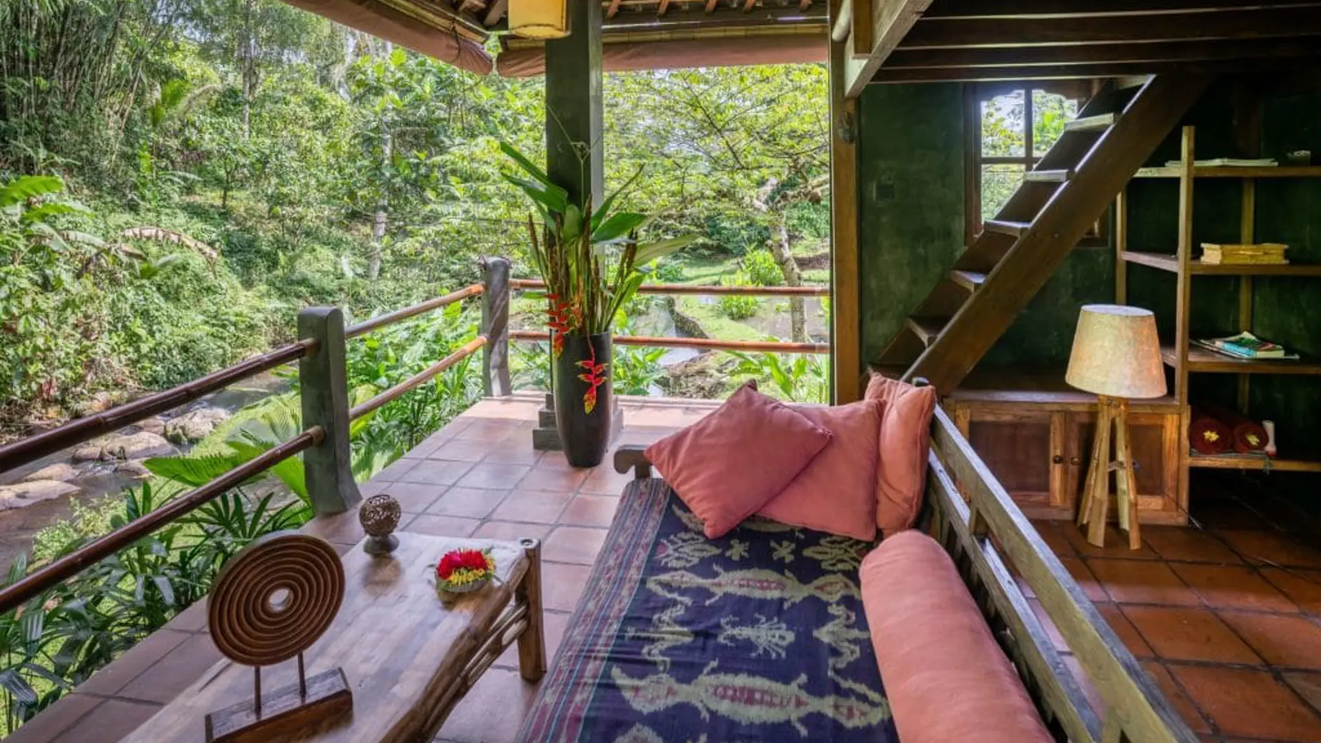 ECO STAY - På rejsen får I også den unikke oplevelse at bo på Bali Eco Stay i spektakulære omgivelser i junglen.