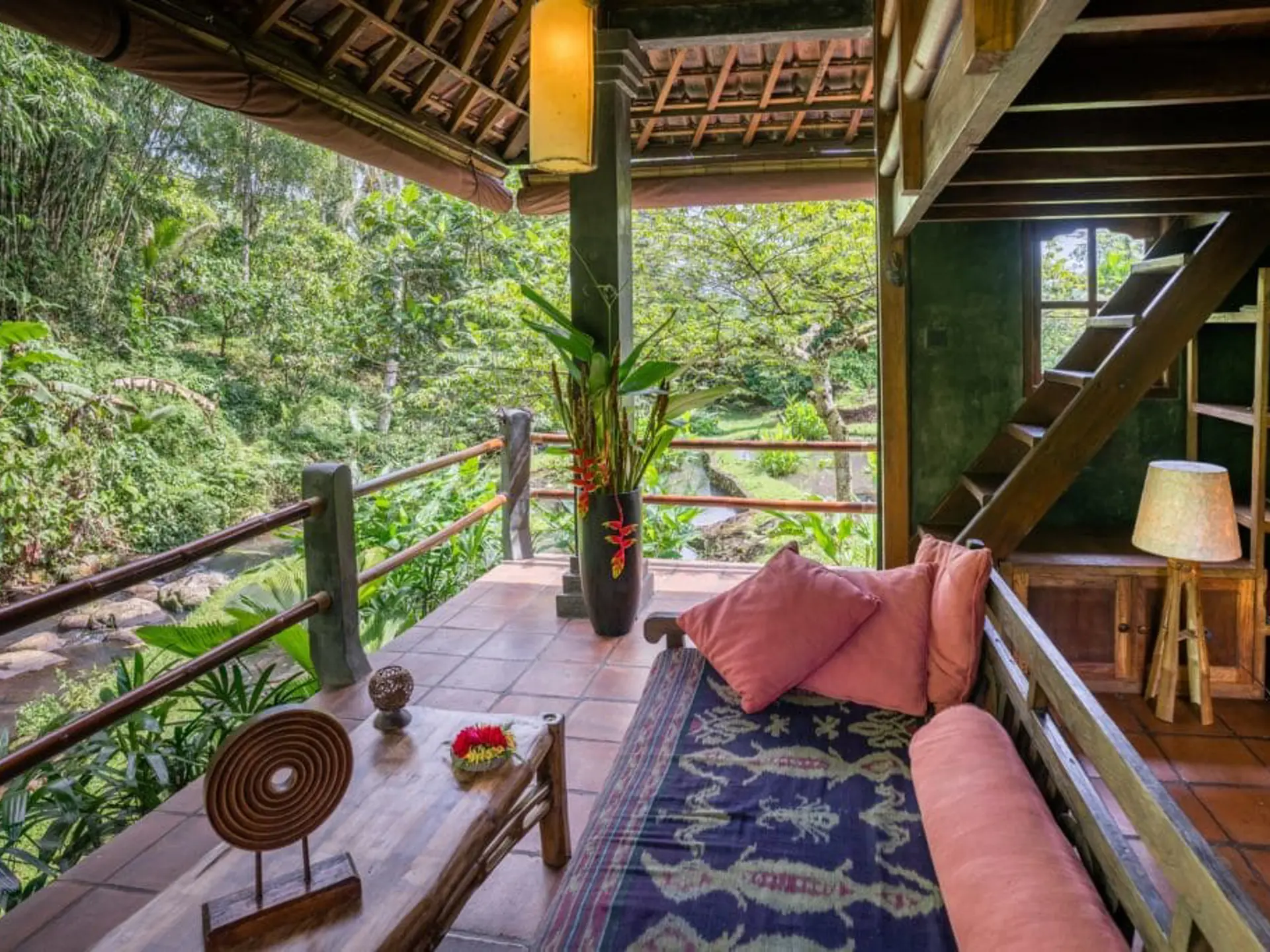 ECO STAY - På rejsen får I også den unikke oplevelse at bo på Bali Eco Stay i spektakulære omgivelser i junglen.