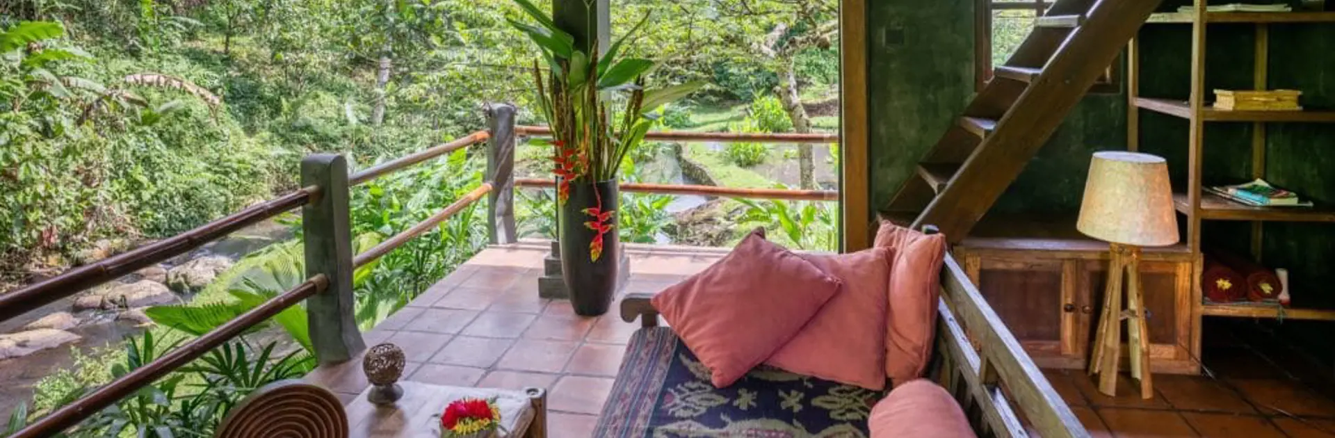 ECO STAY - På rejsen får I også den unikke oplevelse at bo på Bali Eco Stay i spektakulære omgivelser i junglen.