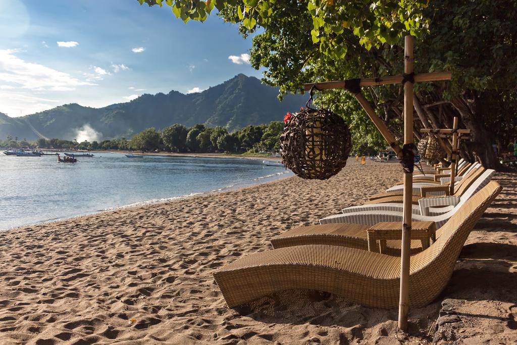 DEJLIG STRAND - Stranden ved Pemuteran er smukt indrammet af skovklædte bjerge.