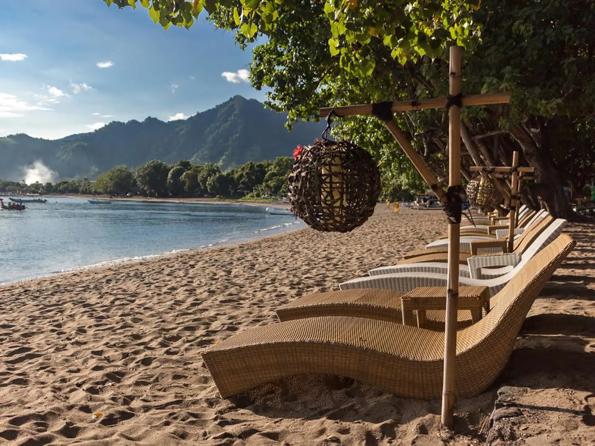 DEJLIG STRAND - Stranden ved Pemuteran er smukt indrammet af skovklædte bjerge.