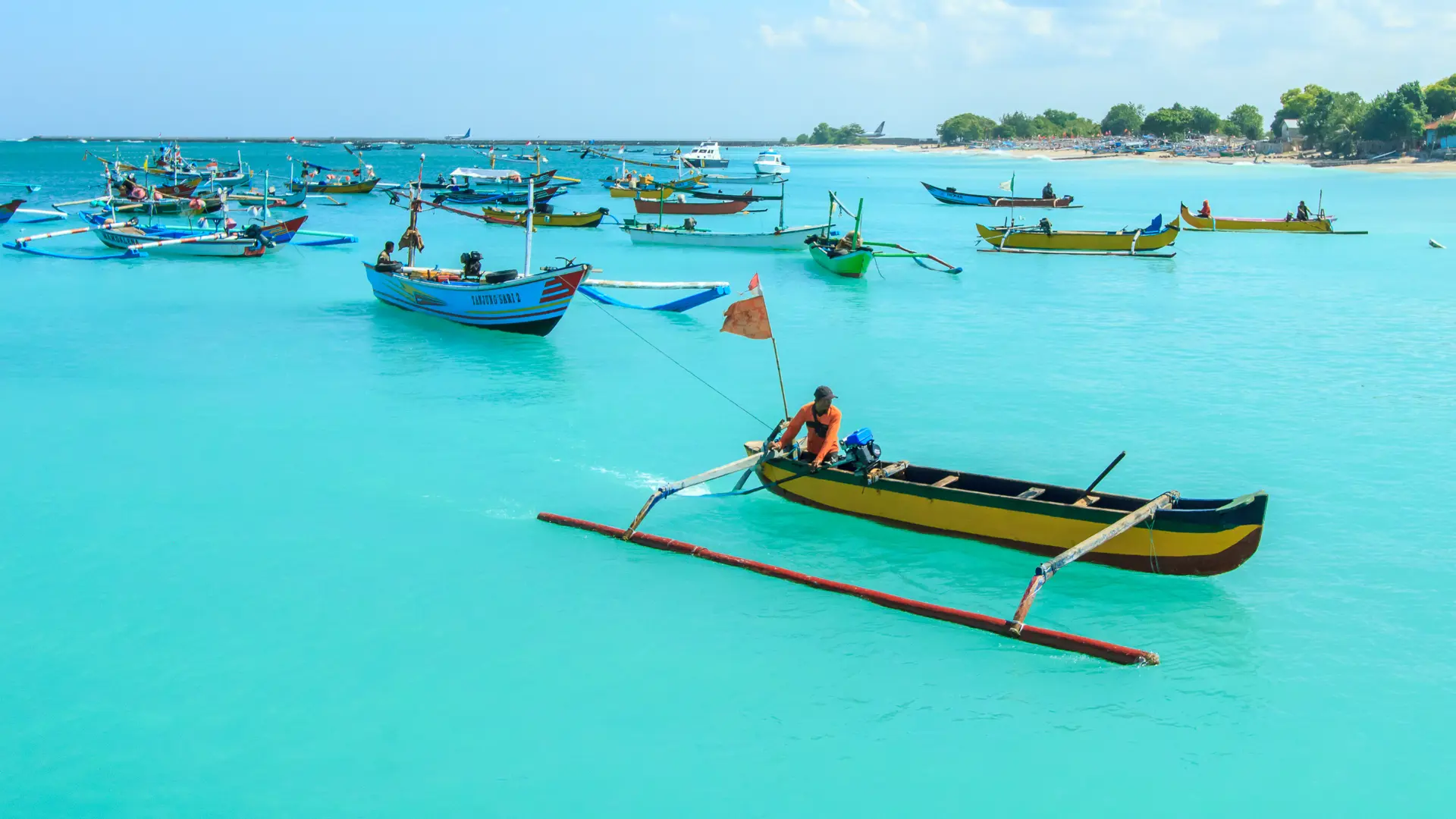 FISKERI - Det er en spændende oplevelse at se de lokale fiskere komme i land med dagens fangst i de klassiske balinesiske fiskerbåde.