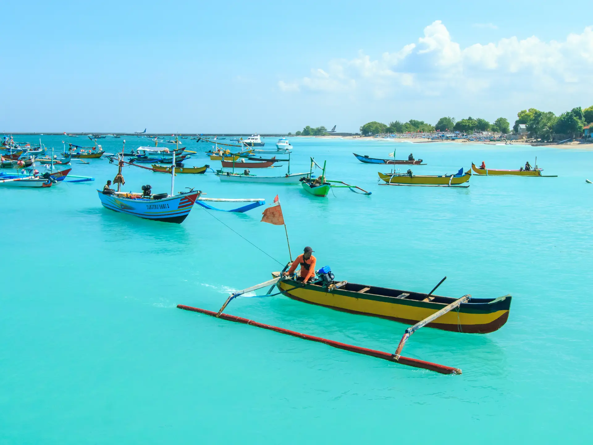 FISKERI - Det er en spændende oplevelse at se de lokale fiskere komme i land med dagens fangst i de klassiske balinesiske fiskerbåde.