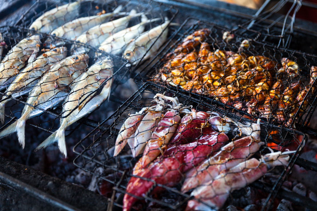 GRILL - Mange af de lækre fisk, rejser, blæksprutter osv. kommer på grillen på de gode restauranter.
