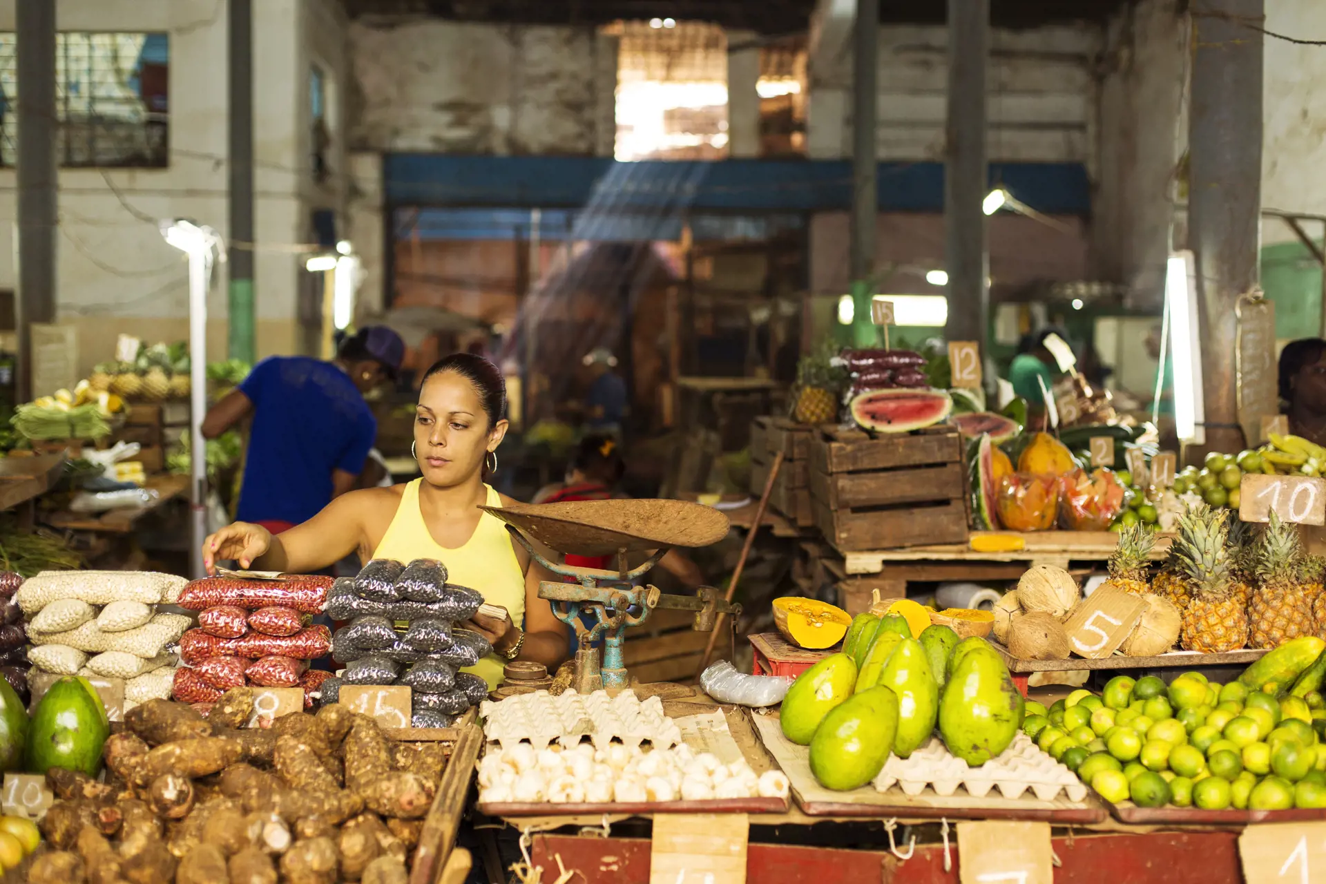 HAVANNA - de lokale handler på et af byens markeder eller benytter deres rationeringskuponer i en af de statslige butikker, Check Point Travel