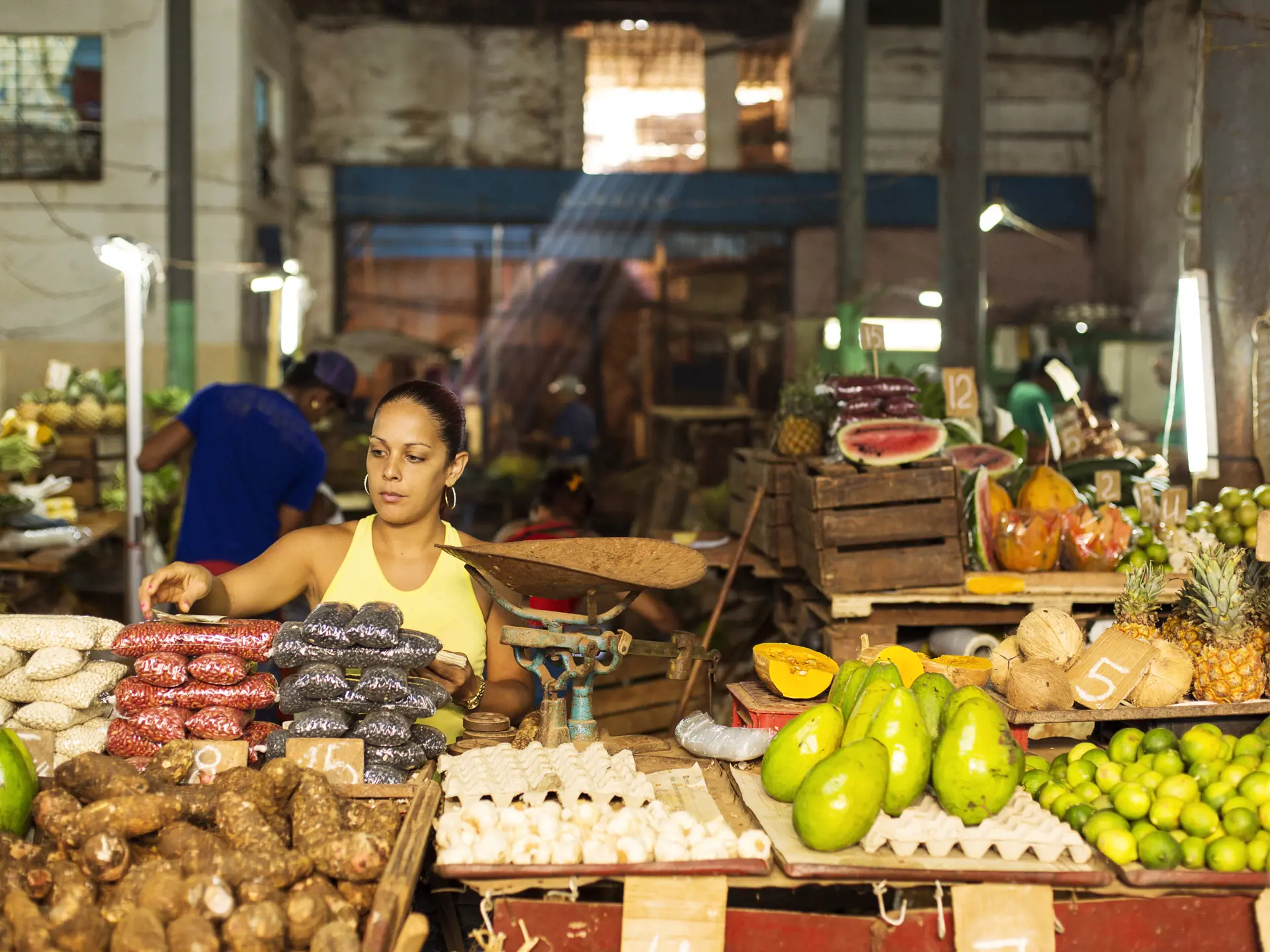 HAVANNA - de lokale handler på et af byens markeder eller benytter deres rationeringskuponer i en af de statslige butikker, Check Point Travel