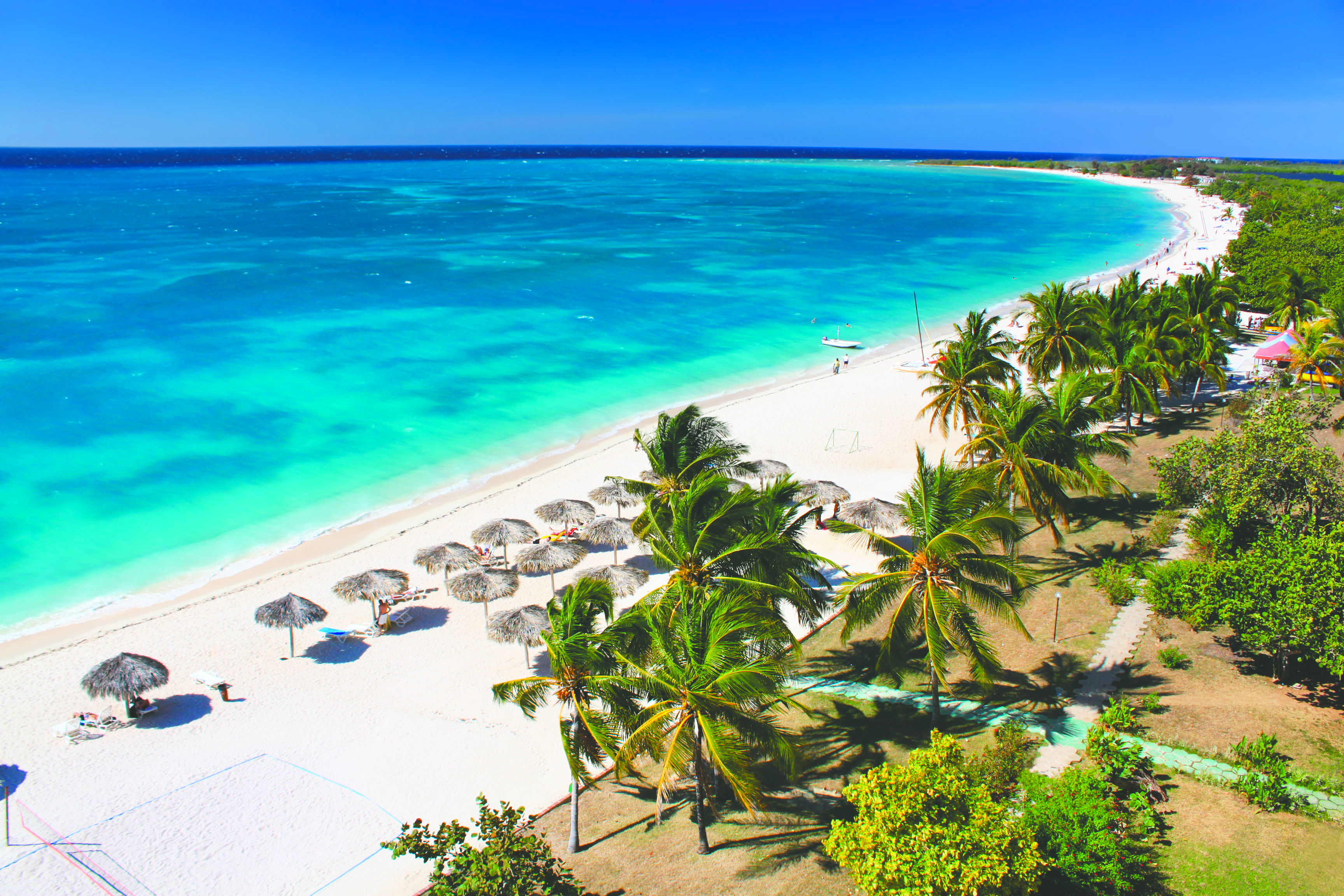 TRINIDAD - du kan nyde det krystalklare vand og slappe af på Ancon stranden ved Det Caribiske Hav lige udenfor hotellet, Check pont Travel