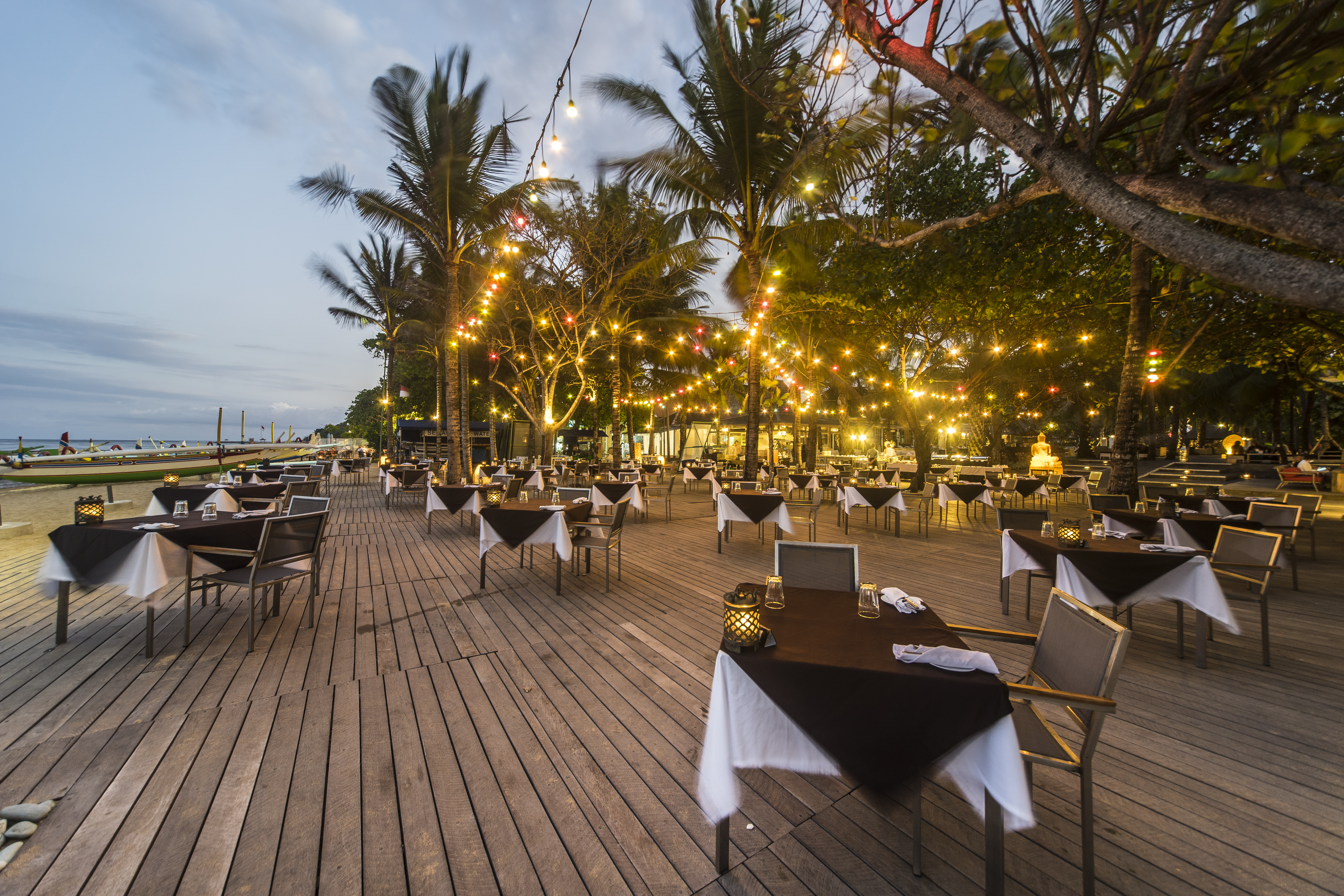 SPIS I DET FRI - På hotellet i Sanur kan I nyde lækre måltider under åben himmel med udsigt over havet.