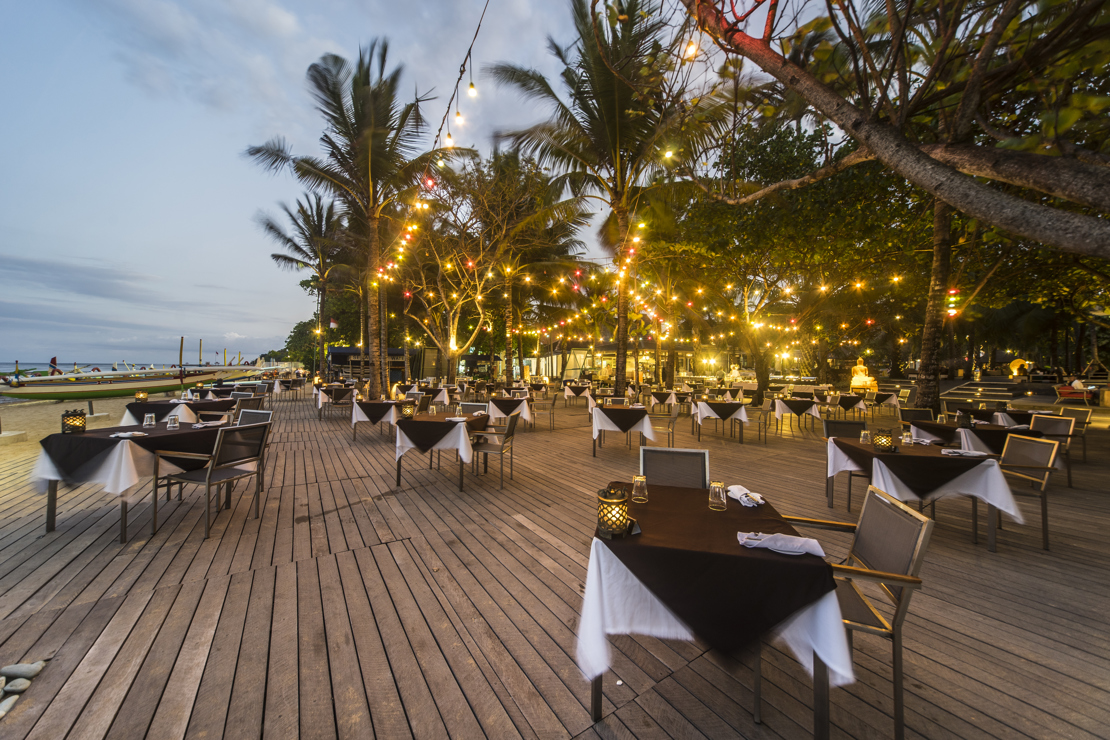 SPIS I DET FRI - På hotellet i Sanur kan I nyde lækre måltider under åben himmel med udsigt over havet.