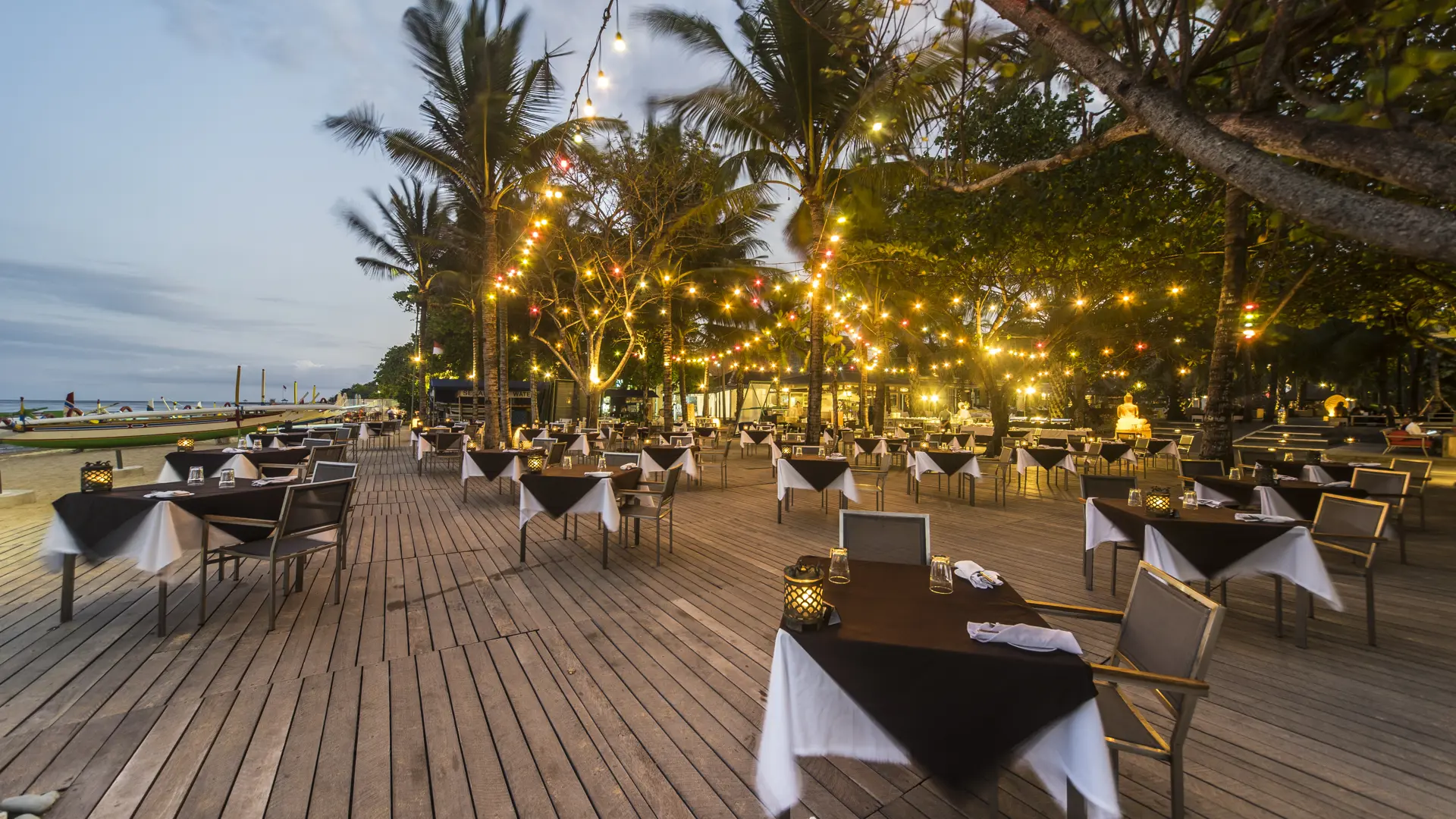 SPIS I DET FRI - På hotellet i Sanur kan I nyde lækre måltider under åben himmel med udsigt over havet.