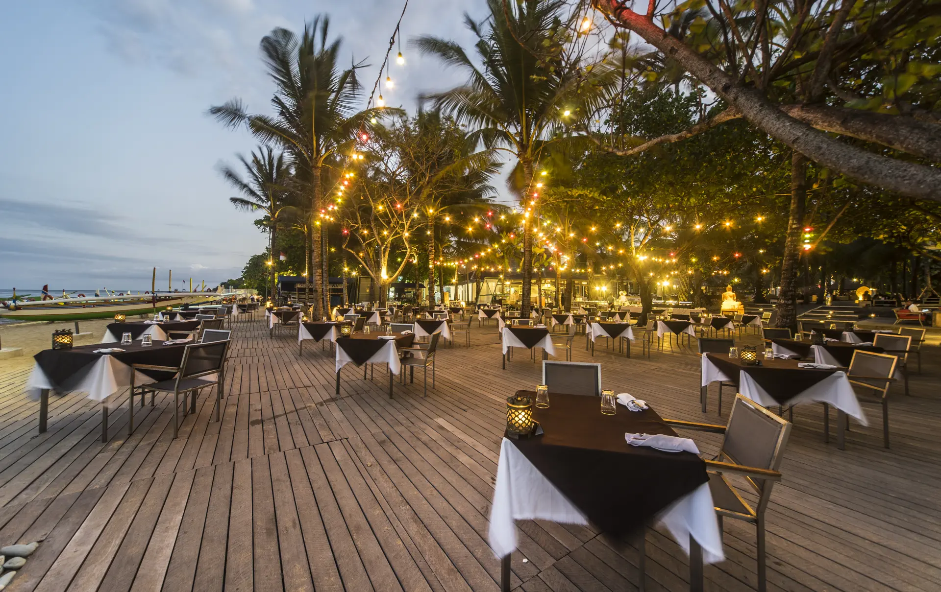 SPIS I DET FRI - På hotellet i Sanur kan I nyde lækre måltider under åben himmel med udsigt over havet.
