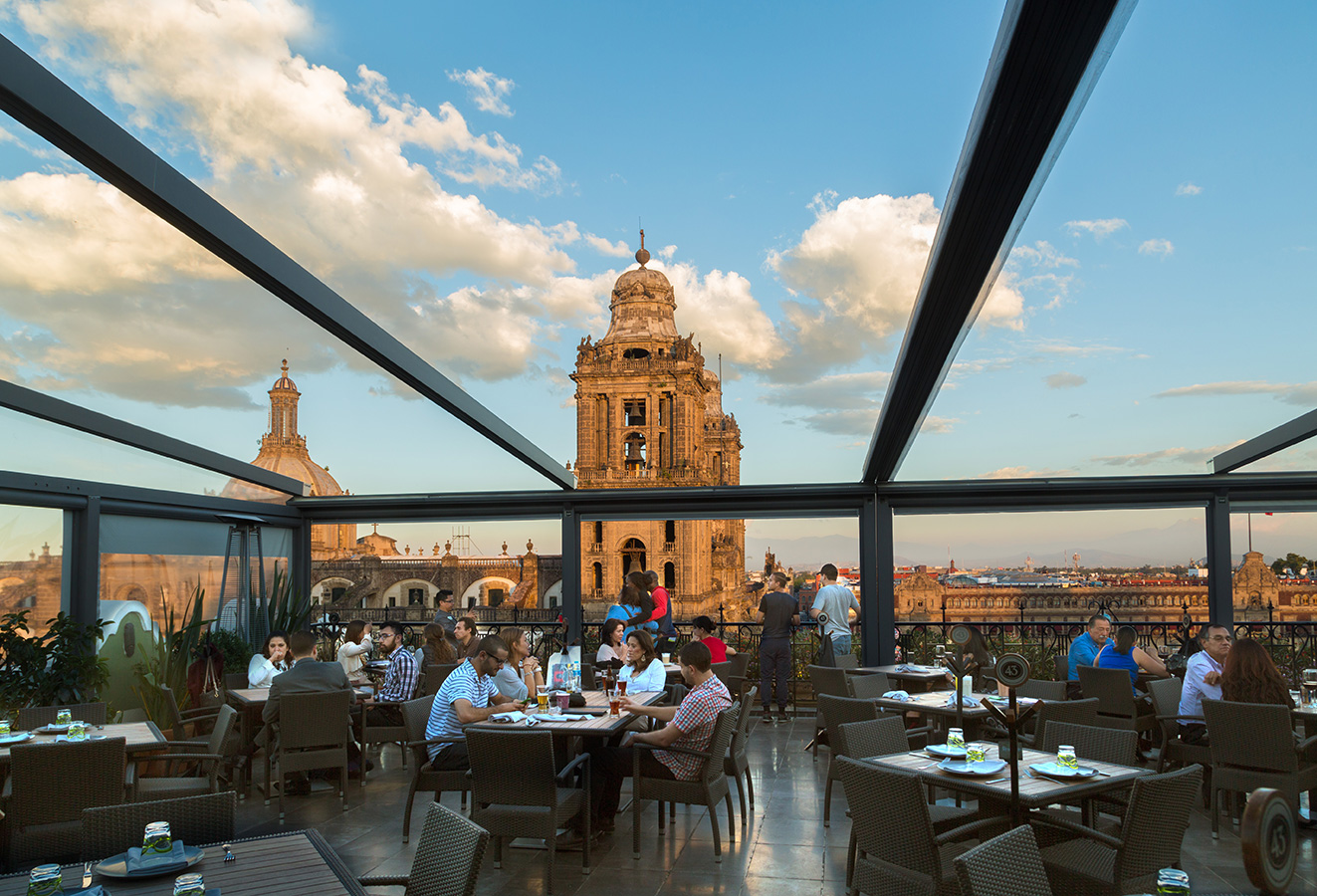 MÅLTID MED UDSIGT - Udover det spændende gadeliv kan I nyde udsigten over landets hovedstad fra en af byens tagrestauranter.