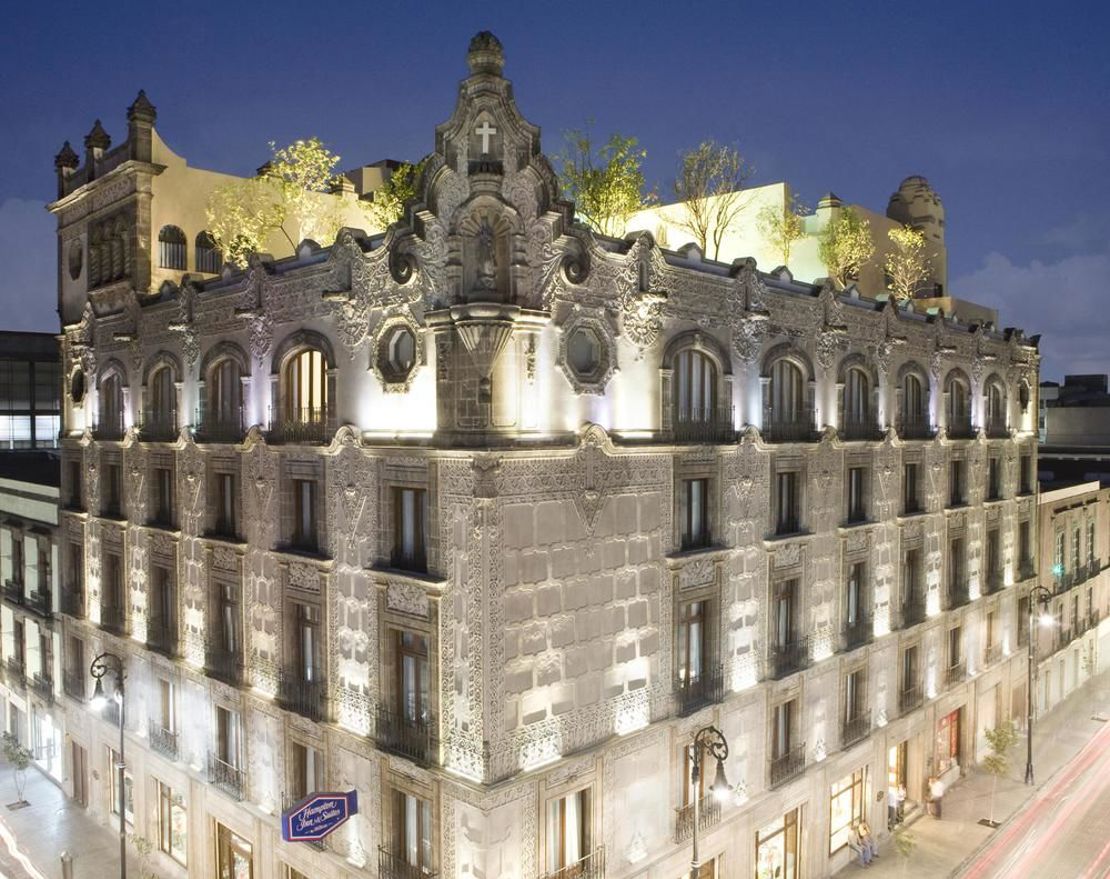 Hampton Inn & Suites Mexico City - Building.jpg