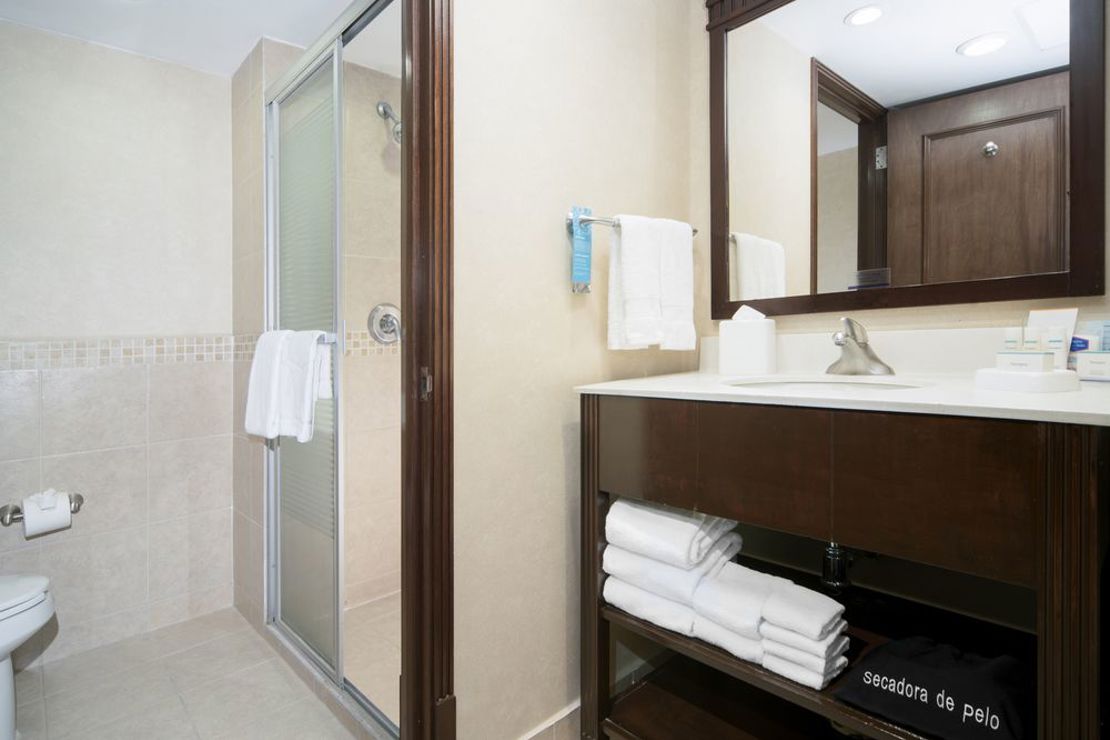 Hamptonn Inn & Suites Mex City - Bathroom.jpg