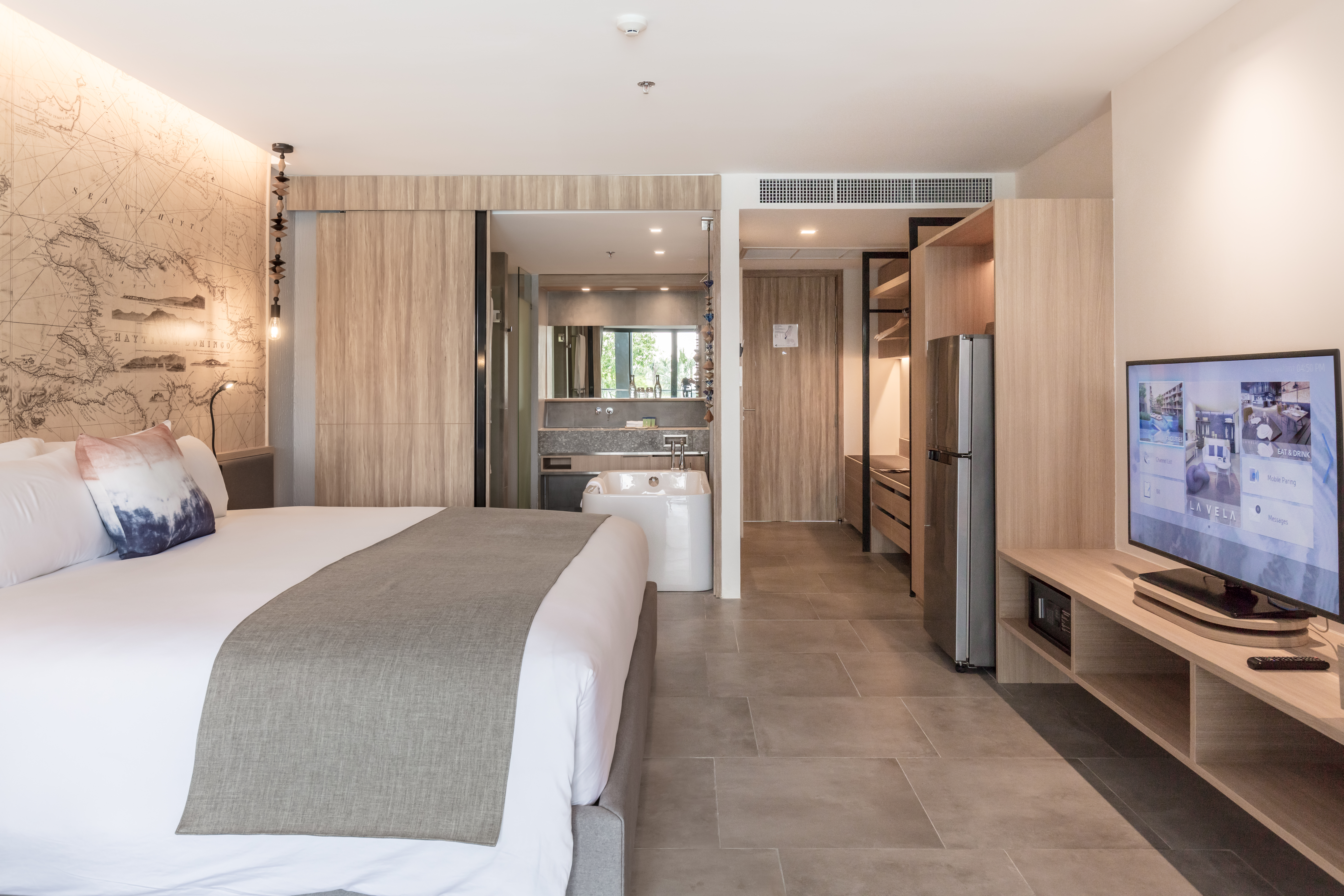 Deluxe Poolside 8.jpg