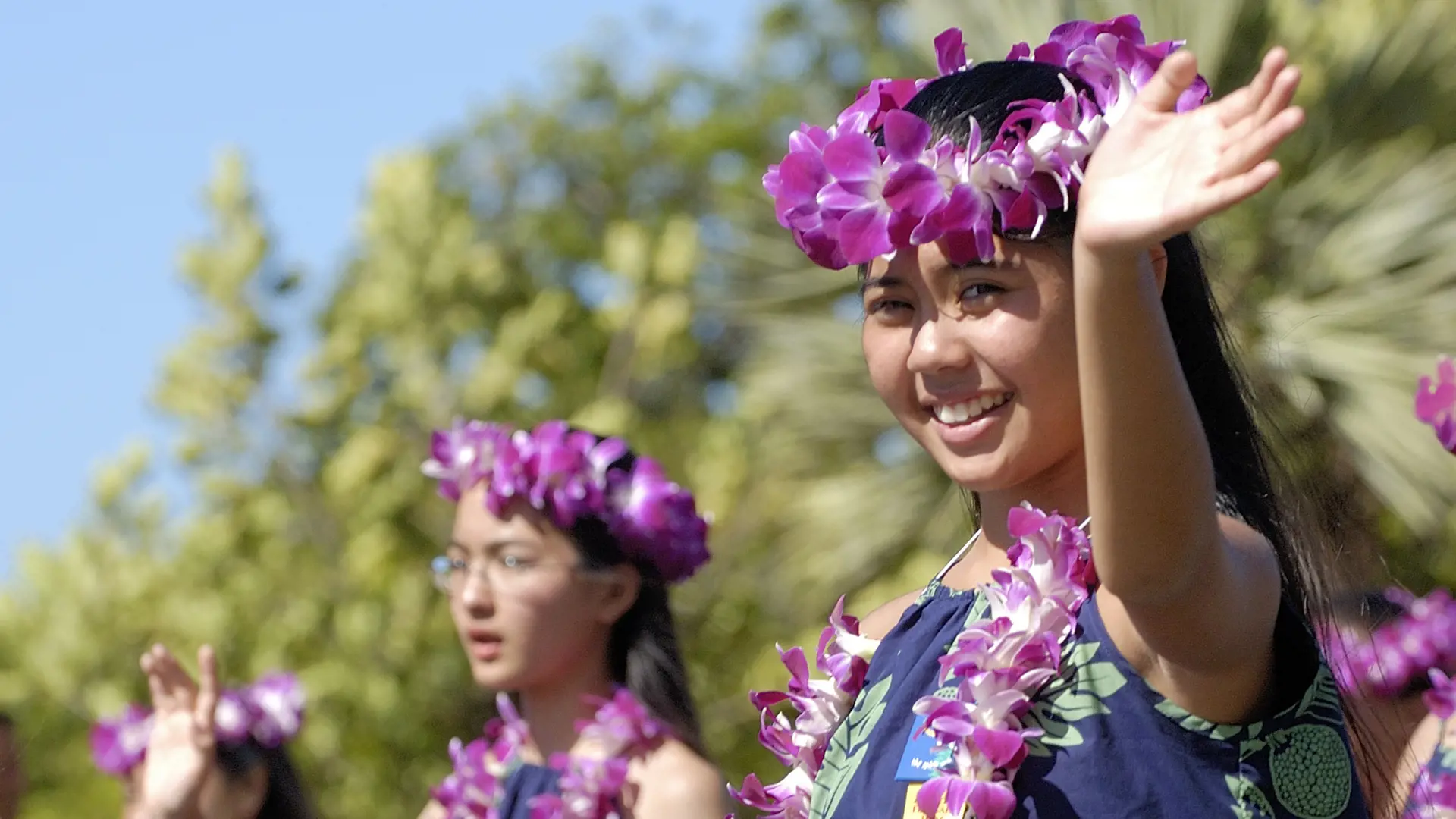 KULTUR - et par unge hula-piger er med til at holde traditionerne i hævd, Check Point Trael