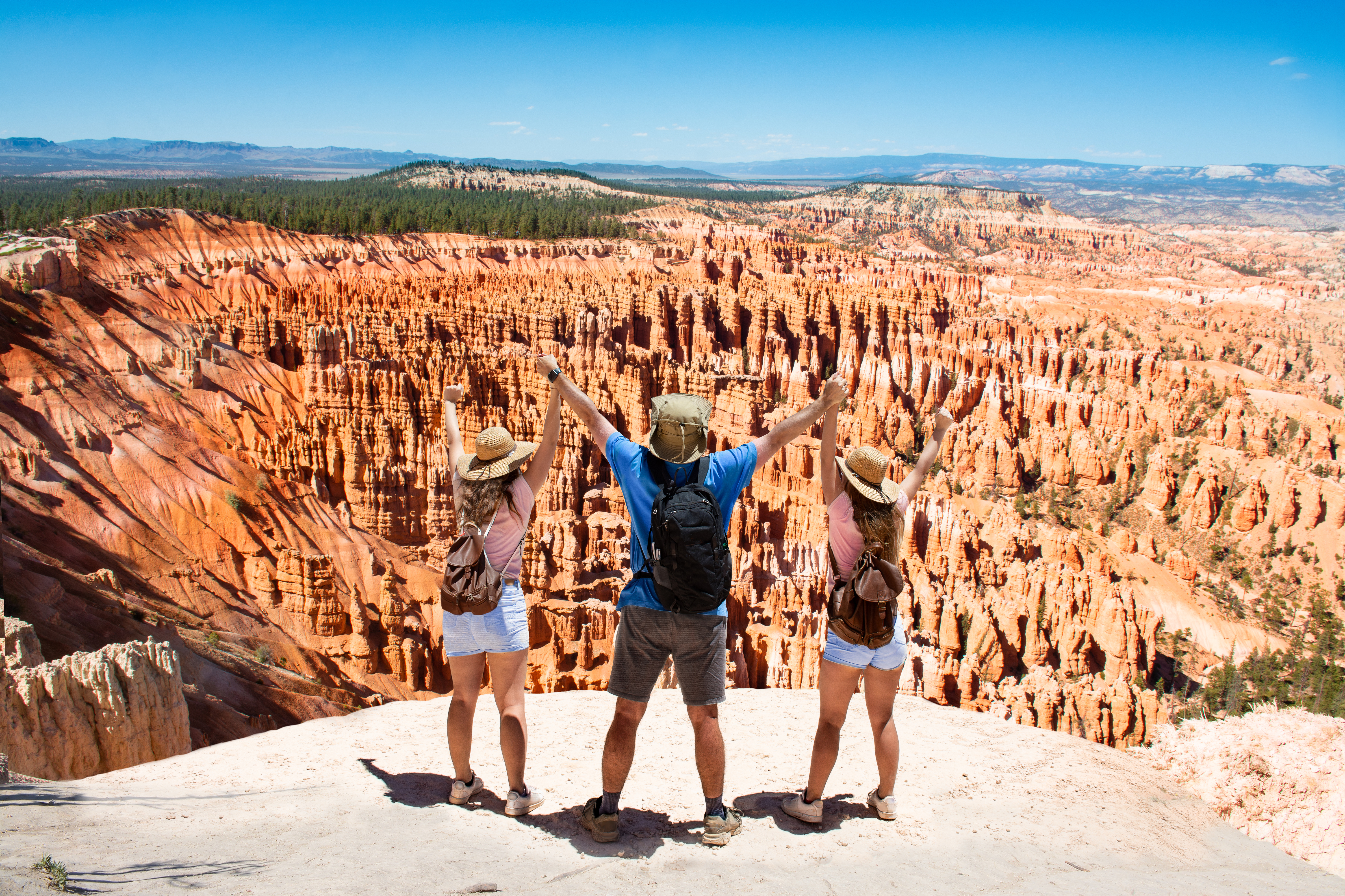 Glade turister ved Bryce Canyons skov af klippespir - shutterstock_1121295989.jpg