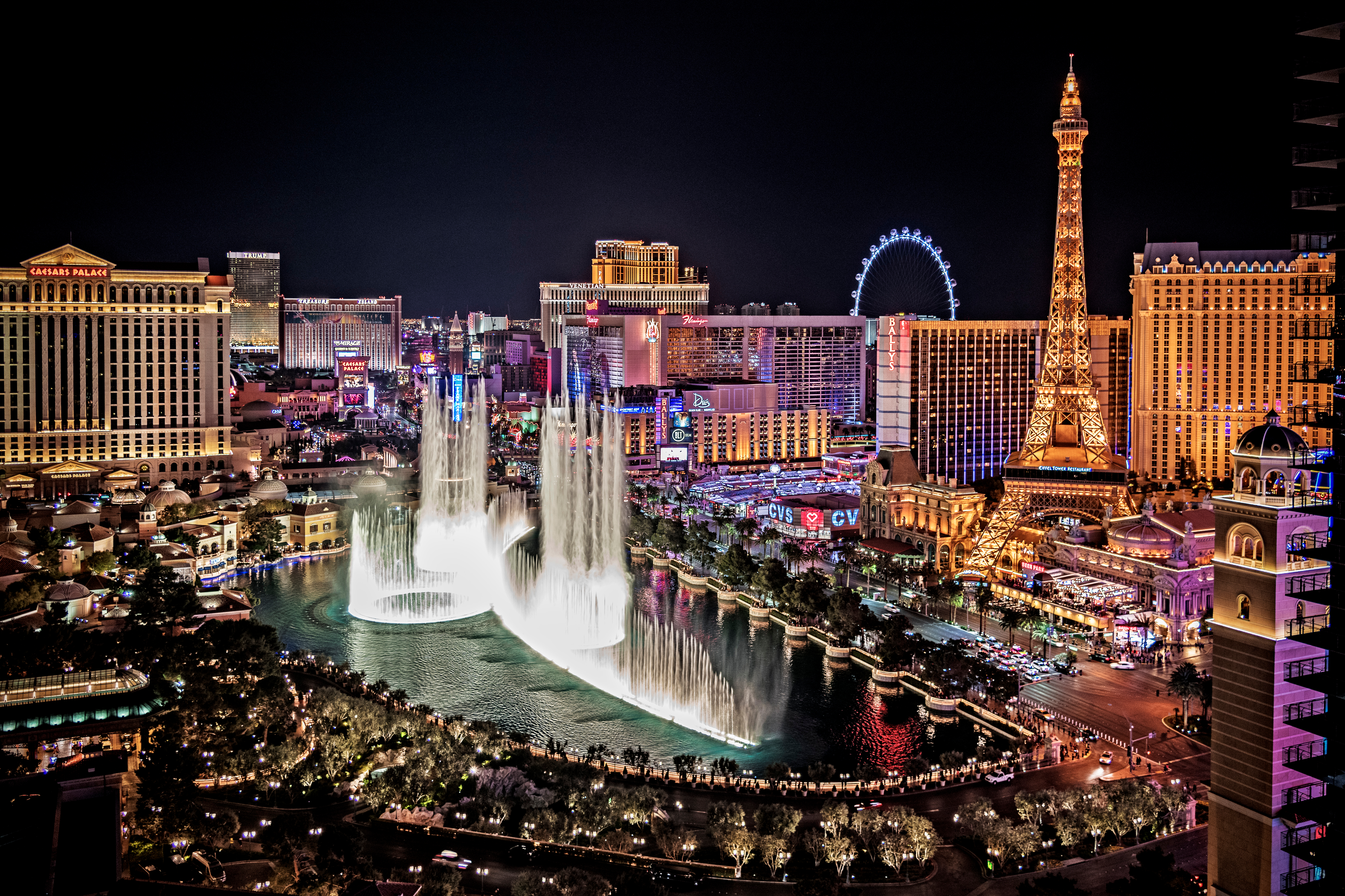 Las Vegas by Night med Belaggio springvandet i forgrunden - shutterstock_1091396189.jpg